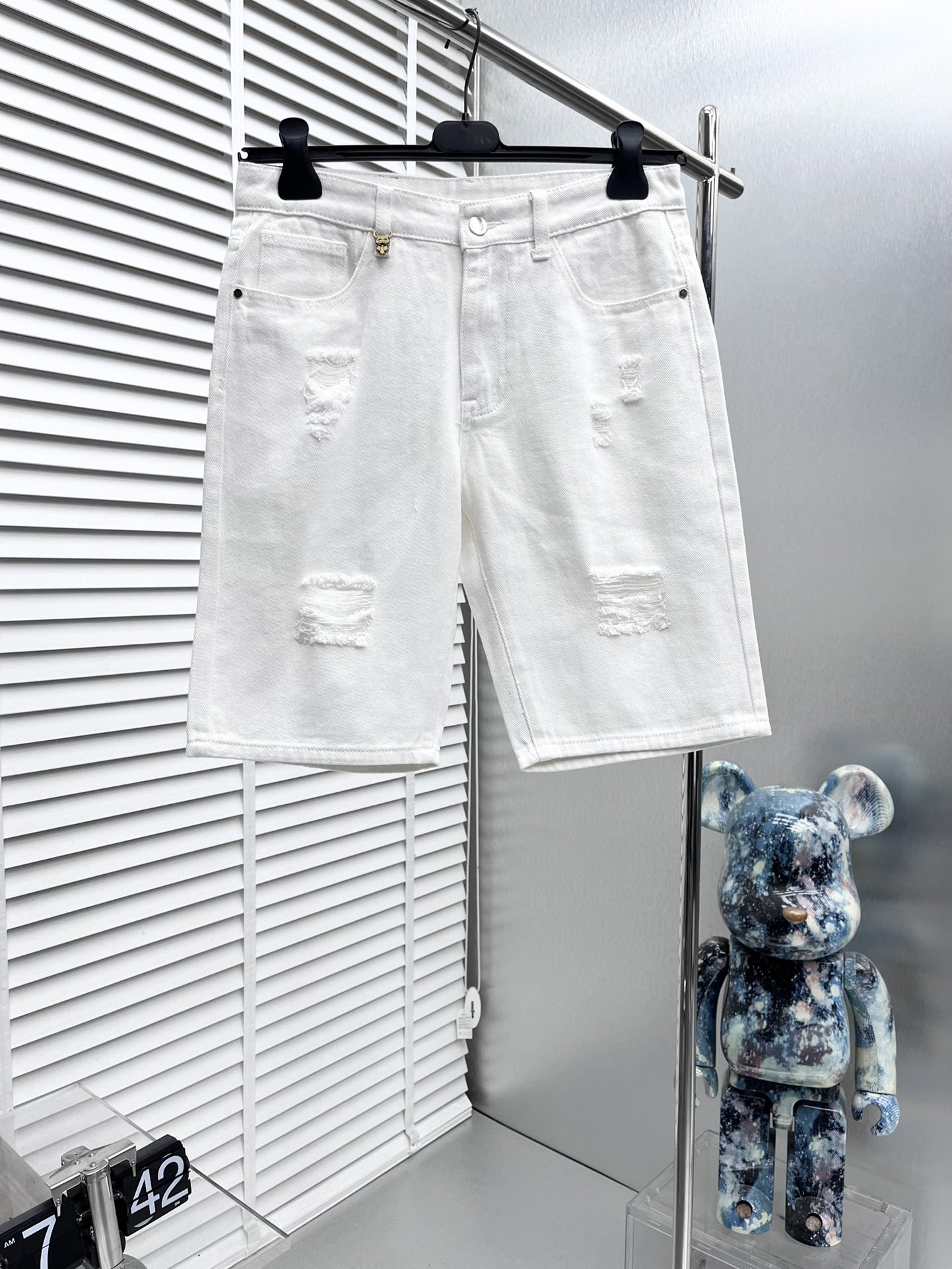 NO:153453,Fend* 2025ss Spring and Summer New Denim Shorts, Customized Full Set of Hardware, New Brand Design Technology, Fine Workmanship, Perfect Details, High-version Number 29-38 (No 35.37), Fendi, Shorts, Alexander Wang19860909Fend* 2025ss春夏新款牛仔短裤,定制全套五金,全新品牌设计工艺,做工精细,细节完美,高版本 码数29-38（无35.37）,,fendi,shorts,alexander wang,Men's clothing