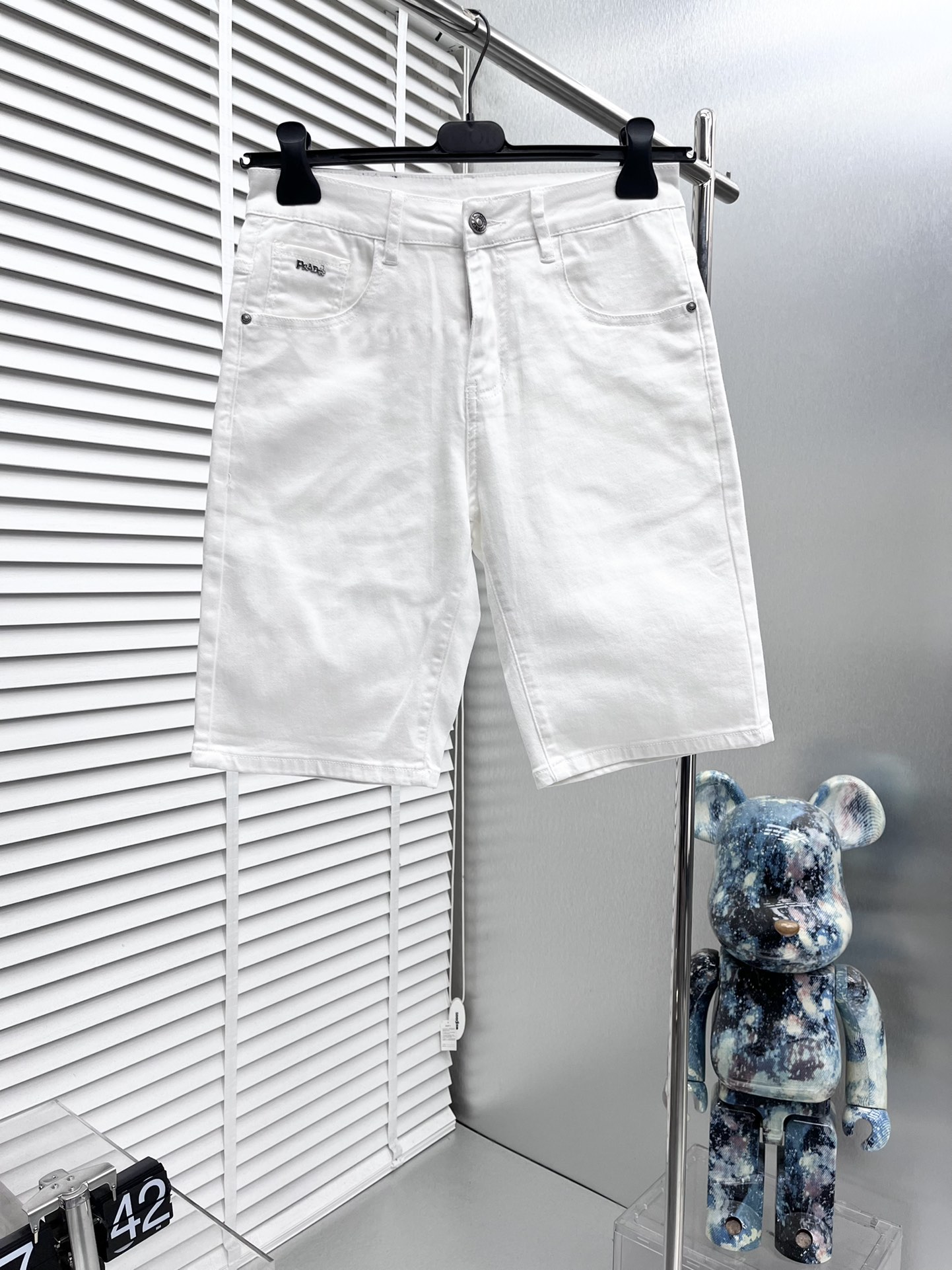 NO:153458,Prad* 2025ss Spring and Summer New Denim Shorts, Customized Full Set of Hardware, New Brand Design Technology, Fine Workmanship, Perfect Details, High Version Number of Codes 29-38 (No 35.37), Prada, Shorts, Alexander Wang19860909Prad* 2025ss春夏新款牛仔短裤,定制全套五金,全新品牌设计工艺,做工精细,细节完美,高版本 码数29-38（无35.37）,,prada,shorts,alexander wang,Men's clothing