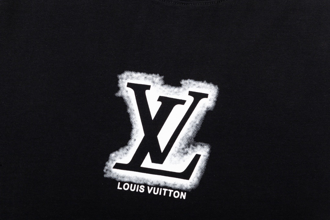 140 路易威登/Louis Vuitton 夏季新品 经典字母数码直喷圆领短袖T恤