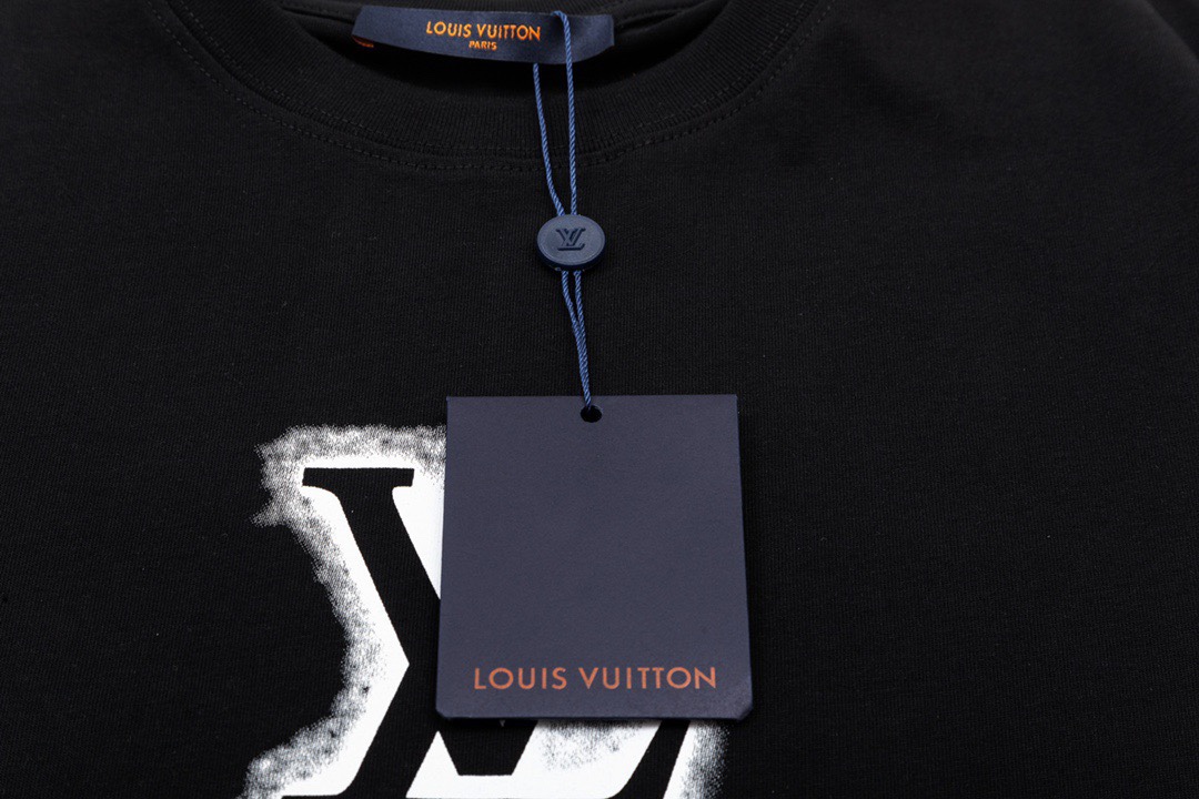 140 路易威登/Louis Vuitton 夏季新品 经典字母数码直喷圆领短袖T恤