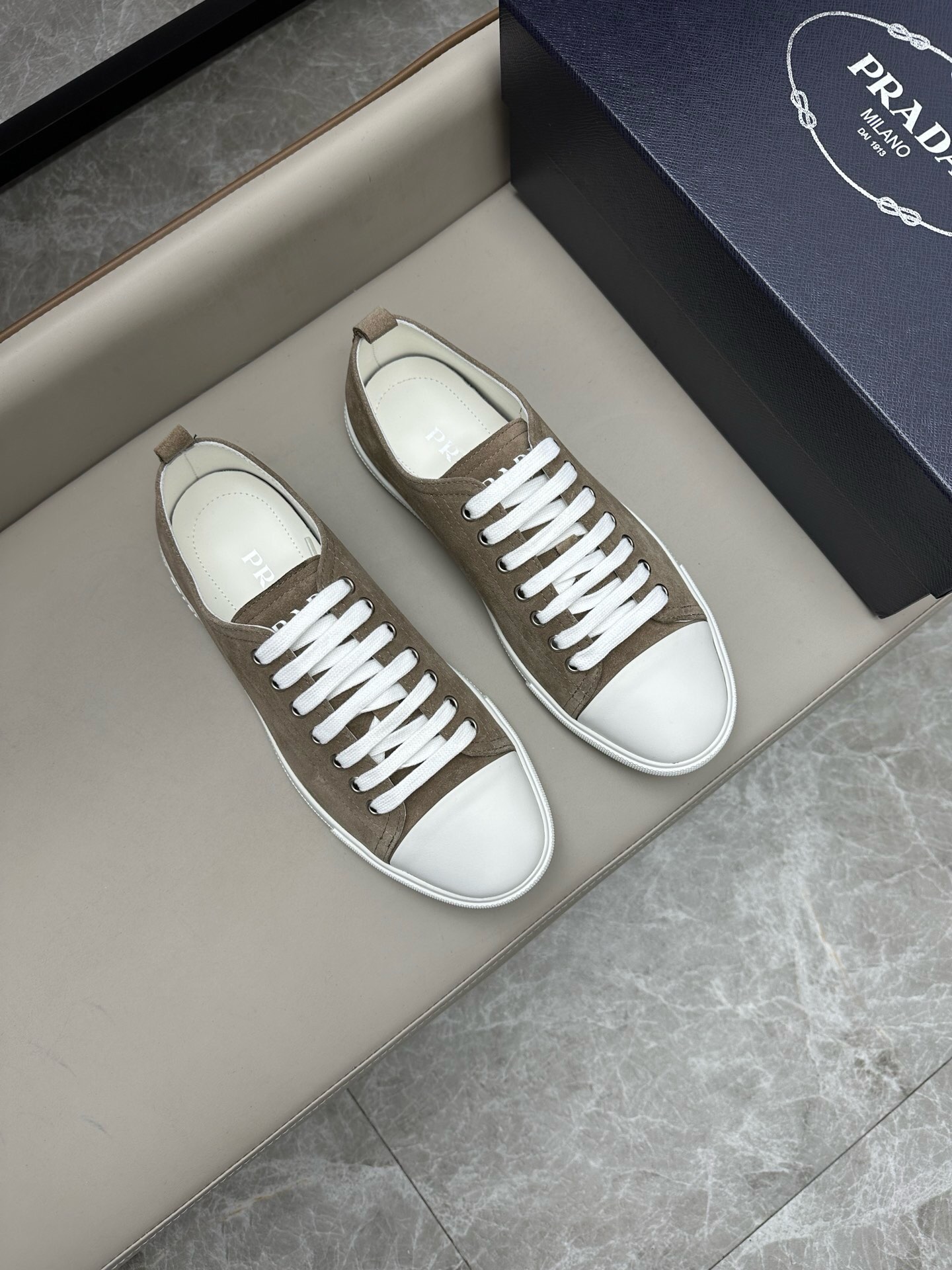 NO:217128,Brand P R A D A Color Original Color Pair Number 39-44 Customized 38.45 Price Material Prada New Product Original Single-Custom Low-top Casual Sports Shoes!  The upper is made of original soft cowhide with cowhide inner lining. The original molded sole of cowhide is made of high quality, worth owning. Prada, prada, sneakers, cowhide19860909品牌P R A D A 颜色原版配色 码数39-44定做38.45 价格 材质普拉达新品原单货低帮休闲运动鞋！鞋面采用原版柔软牛皮搭配牛皮内里 牛皮垫脚原版开模大底、高品质值得拥有,普拉达,prada,sneakers,cowhide,Men's shoes