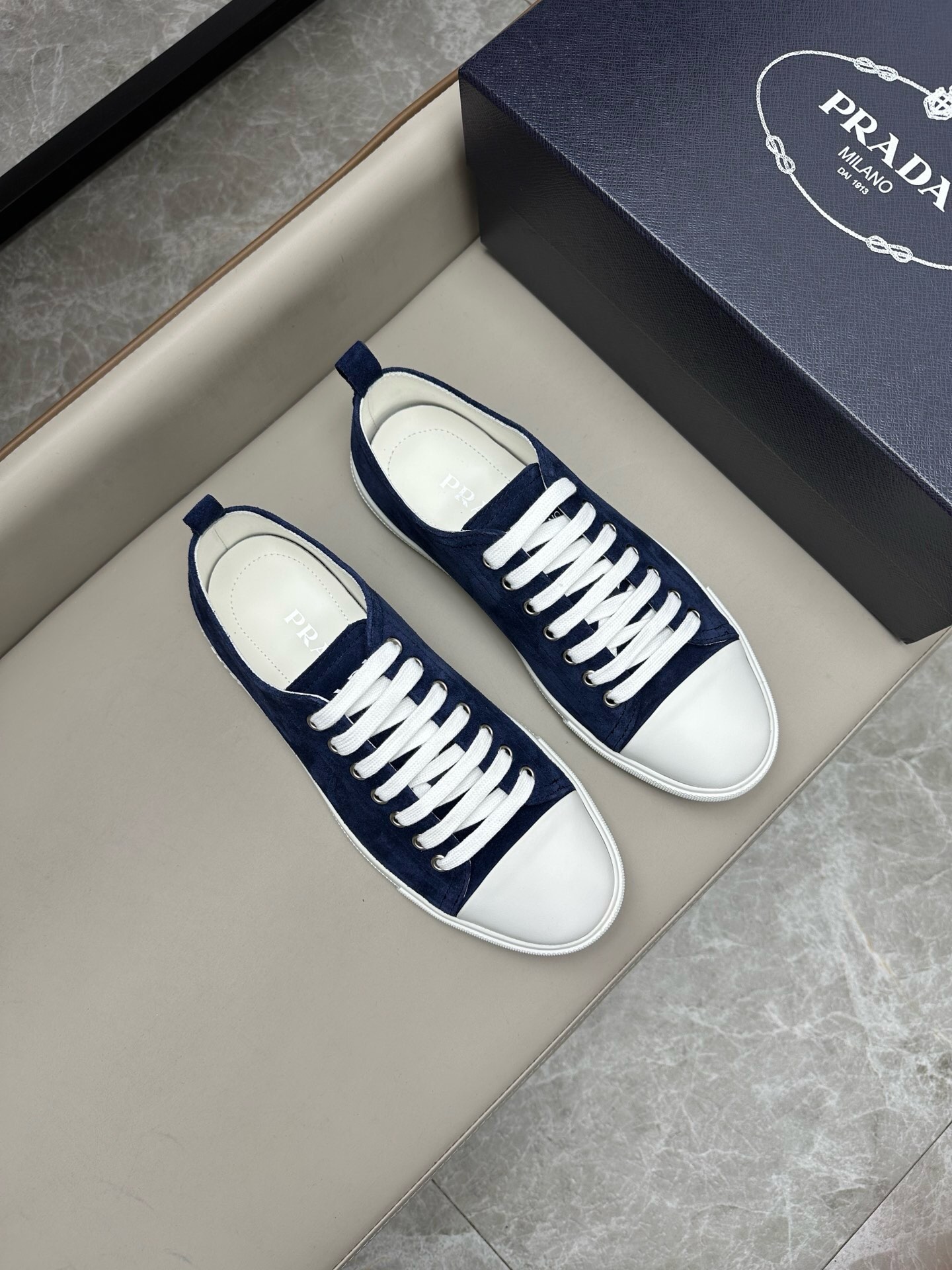 NO:218628,Brand P R A D A Color Original Color Pair Number 39-44 Customized 38.45 Price Material Prada New Product Original Single-Custom Low-top Casual Sports Shoes!  The upper is made of original soft cowhide with cowhide inner lining. The original molded sole of cowhide is made of high quality, worth owning. Prada, prada, sneakers, cowhide19860909品牌P R A D A 颜色原版配色 码数39-44定做38.45 价格 材质普拉达新品原单货低帮休闲运动鞋！鞋面采用原版柔软牛皮搭配牛皮内里 牛皮垫脚原版开模大底、高品质值得拥有,普拉达,prada,sneakers,cowhide,Men's shoes