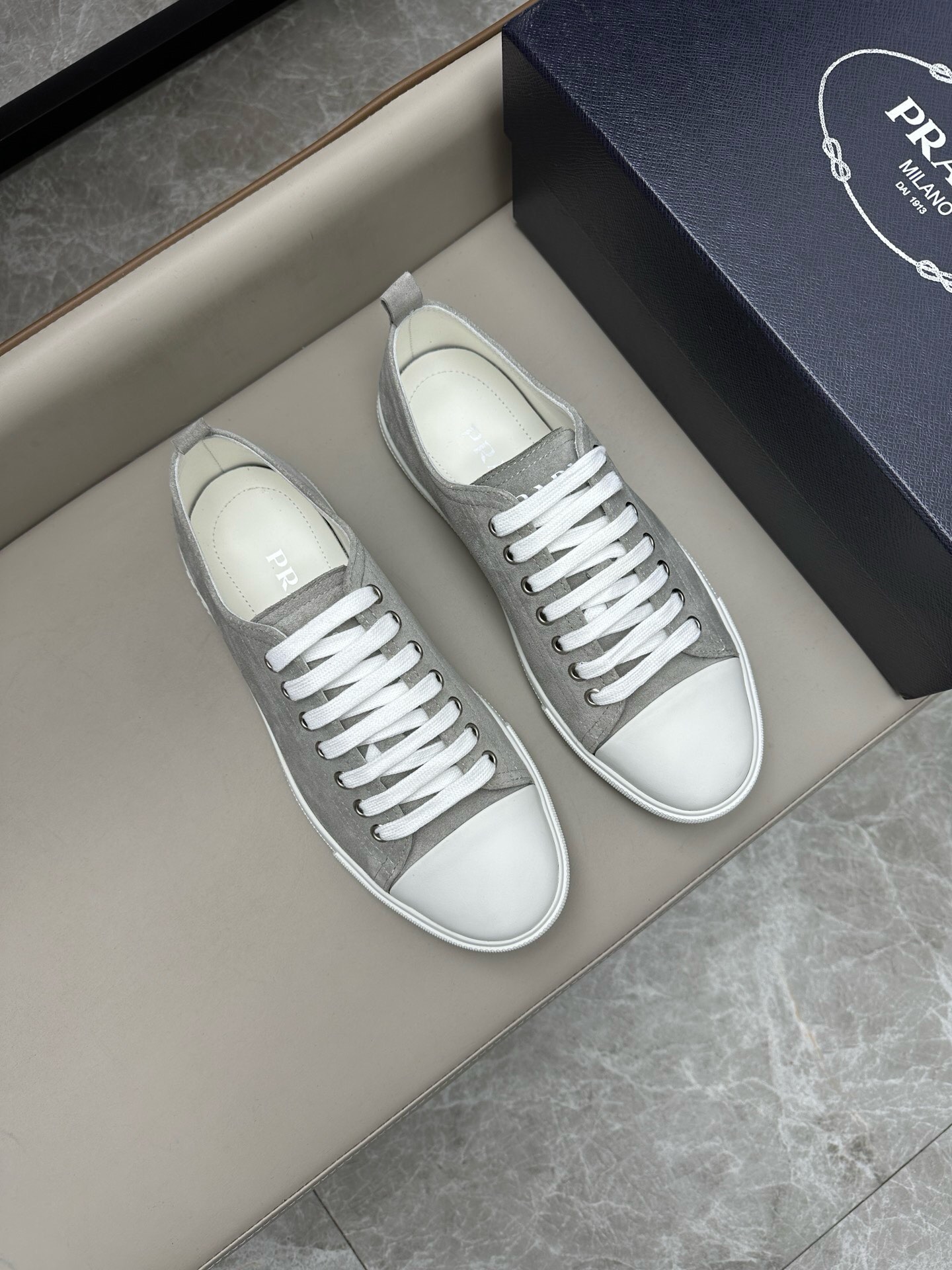 NO:217978,Brand P R A D A Color Original Color Pair Number 39-44 Customized 38.45 Price Material Prada New Product Original Single-Custom Low-top Casual Sports Shoes!  The upper is made of original soft cowhide with cowhide inner lining. The original molded sole of cowhide is made of high quality, worth owning. Prada, prada, sneakers, cowhide19860909品牌P R A D A 颜色原版配色 码数39-44定做38.45 价格 材质普拉达新品原单货低帮休闲运动鞋！鞋面采用原版柔软牛皮搭配牛皮内里 牛皮垫脚原版开模大底、高品质值得拥有,普拉达,prada,sneakers,cowhide,Men's shoes