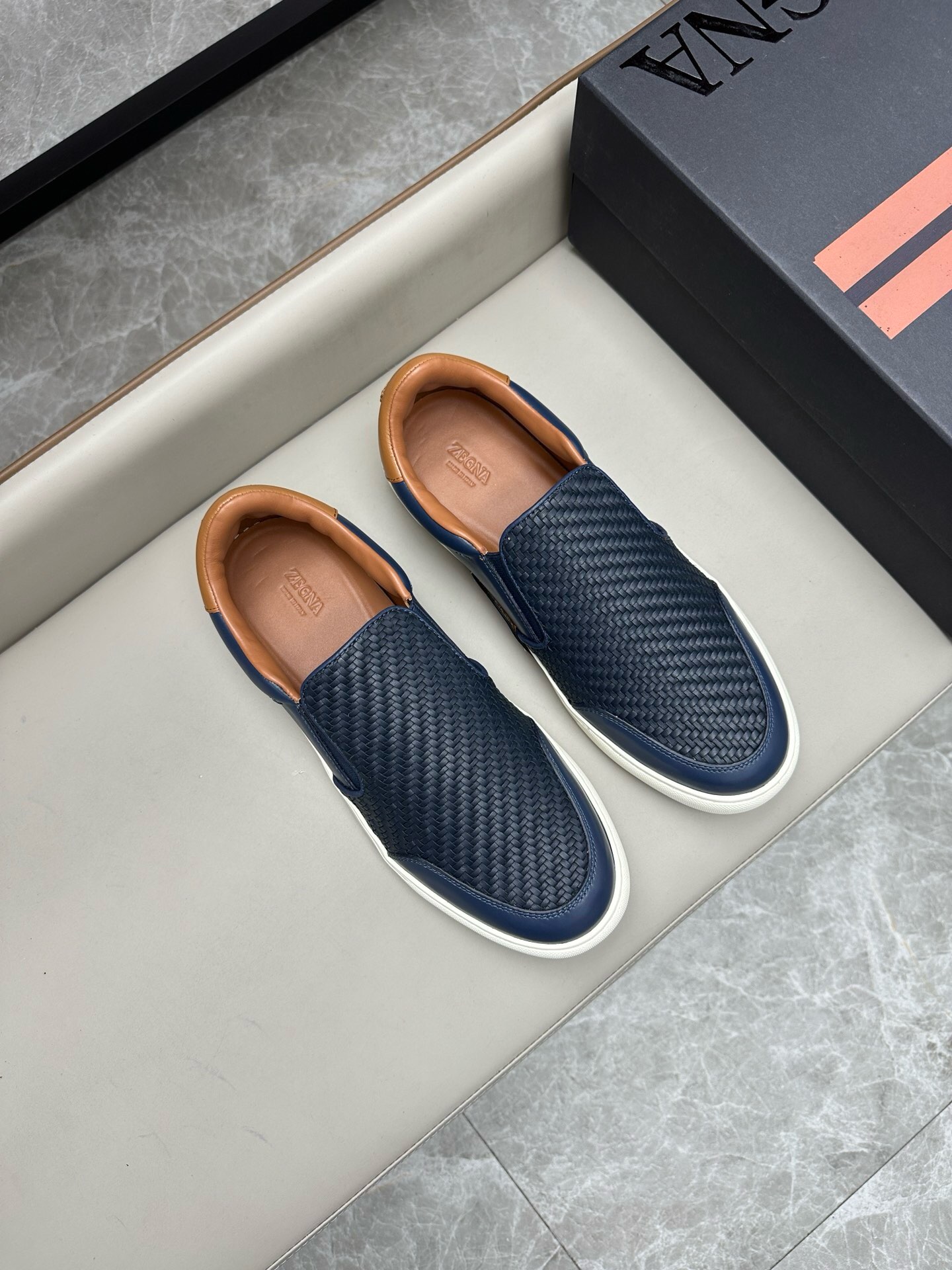 NO:218170,Brand Zegna color original color matching 39-44 customized 38.45. Price Material Zegna new model Men's casual upper uses imported original cowhide cowhide inner cowhide foot pad original single quality leather texture extremely strong comfortable and breathable   original Zegna open mold custom sole market highest quality, Zegna casual sneakers, zegna, sneakers, cowhide19860909品牌Zegna 颜色原版配色 码数39-44定做38.45. 价格 材质杰尼亚新款 男士 休闲鞋面采用进口原版牛皮牛皮内里 牛皮垫脚原单品质皮质感极强舒适透气 原版Zegna开模定制大底市场最高品质,杰尼亚 休闲运动鞋,zegna,sneakers,cowhide,Men's shoes