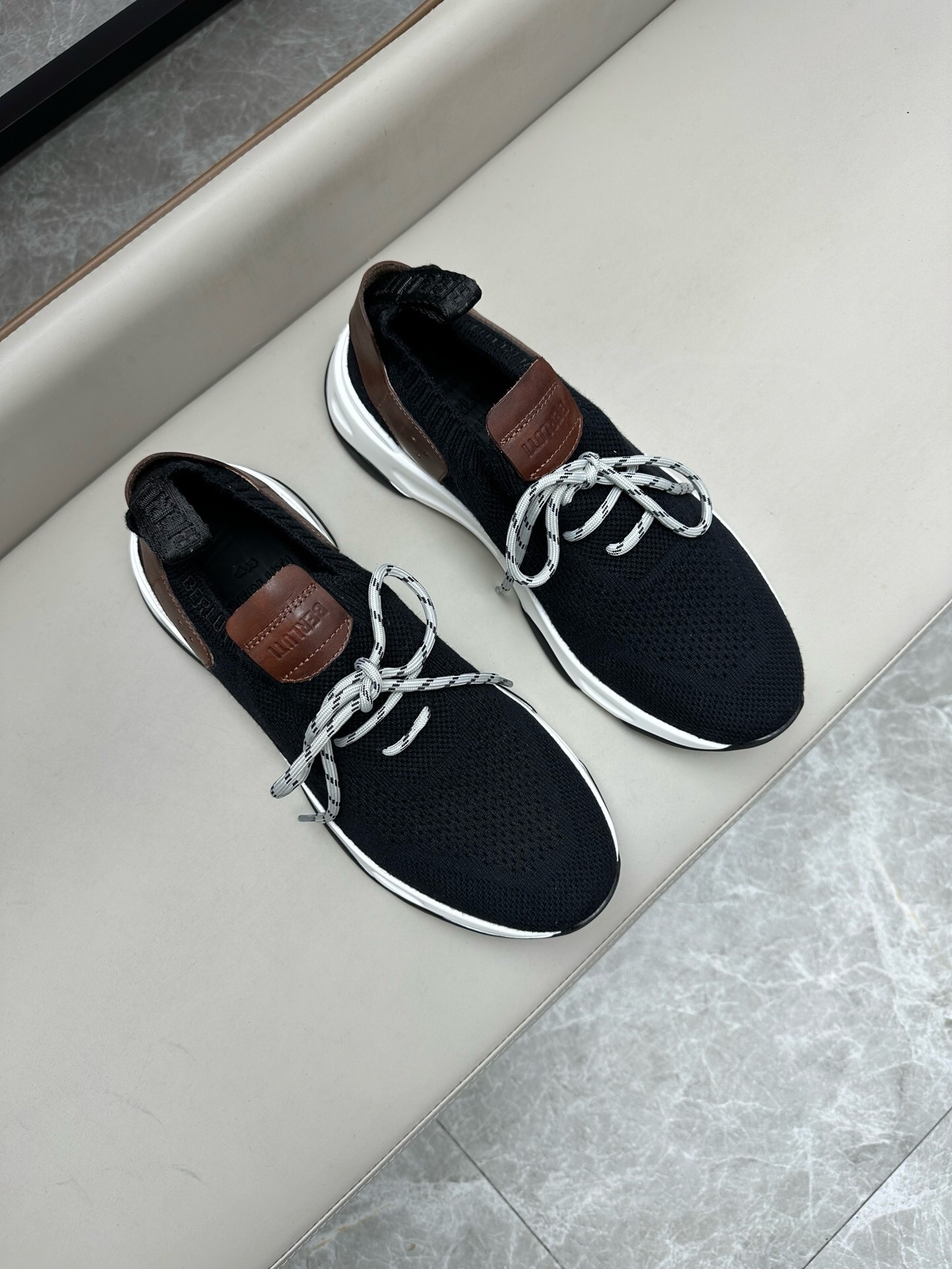 NO:218654,Brand Berluti original color matching, code number 39-44 standard code, price, material, new spring and summer product series, the only version of the market, Berlut* Shadow men's sports shoes. Buy the original version in Hong Kong to create the brand's first knitted sports shoes. This pair of socks is made of light and extremely tough knitted fabric, two-color high-density fly knitted fabric. All details ZP is broken down and developed one by one. It is paired with the signature calf leather embryo hand-painted color-changing technology, which can be said to be a perfect encounter between Berlut*'s traditional exquisite craftsmanship and fabric technology innovation. The up and down uneven electric embroidery 1985!  The original B-shaped embroidery is not embroidered once by ordinary computers in the market!  The original embroidery is full and the concave and convex three-dimensional feeling is strong!  (The market's ordinary needle car embroidery is completely completely out of the original flavor!) ZP disassembly (both inside and outside) is a two-color high-density fly weaving!  Restore the ZP double-layer brand logo footbed, the inner inside is flat and comfortable, the inner code is also handwritten code number!  Original code!  Exclusive private model bottom, all details are perfectly restored... The packaging box is also a private custom 1895 logo. Real pressure-free entry and exit counter, Berluti, sneakers, cowhide, socks19860909品牌Berluti 颜色原版配色 码数39-44标准码 价格 材质伯尔鲁帝春夏新品系列,市场唯一对版版本 布鲁提 Berlut* Shadow男士运动鞋履 .香港购入原版开发打造作为品牌首款针织运动鞋履,这双袜子鞋用轻盈且极富韧性的针织面料,双色高密度飞织制成 所有细节ZP一一分解开发 搭配招牌的小牛皮皮胚手工擦色改色工艺,可以说是Berlut* 传统精湛工艺和面料技术革新的一次完美邂逅.上下不平整电绣1985！原版B字断开绣成 并非市场普通电脑绣一次绣成！原版刺绣饱满 凹凸立体感强！（市场普通针车绣起来完完全全脱离原版味道！） ZP拆解（内外两色）属双色高密度飞织！还原ZP双层品牌logo垫脚 内里平整舒适内标编码也是手写码数！原版标码！独家私模大底,所有细节完美还原……包装盒也是私人定制1895logo 真正的进出专柜无压力,Berluti 布鲁提,sneakers,cowhide,socks,Men's shoes