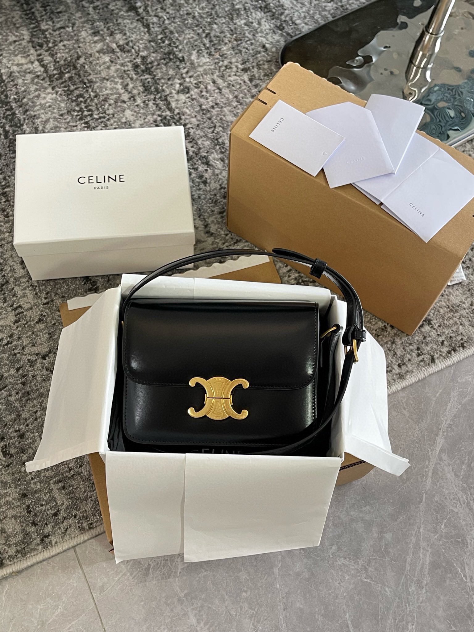 牛皮🐆💰400 折叠礼盒 Celine 经典凯旋门豆腐包来了,豆腐包作为Celine 家的标志性包款,巨火!别说代购那些,柜上都很少基本要在官网预定!柜货渠道也是一包难求,还涨价了!19cm