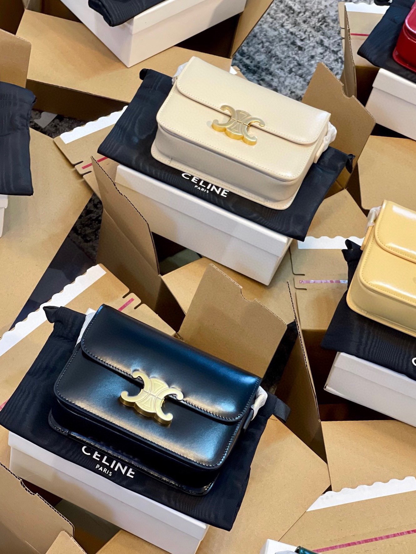 牛皮🐆💰400 折叠礼盒 Celine 经典凯旋门豆腐包来了,豆腐包作为Celine 家的标志性包款,巨火!别说代购那些,柜上都很少基本要在官网预定!柜货渠道也是一包难求,还涨价了!19cm