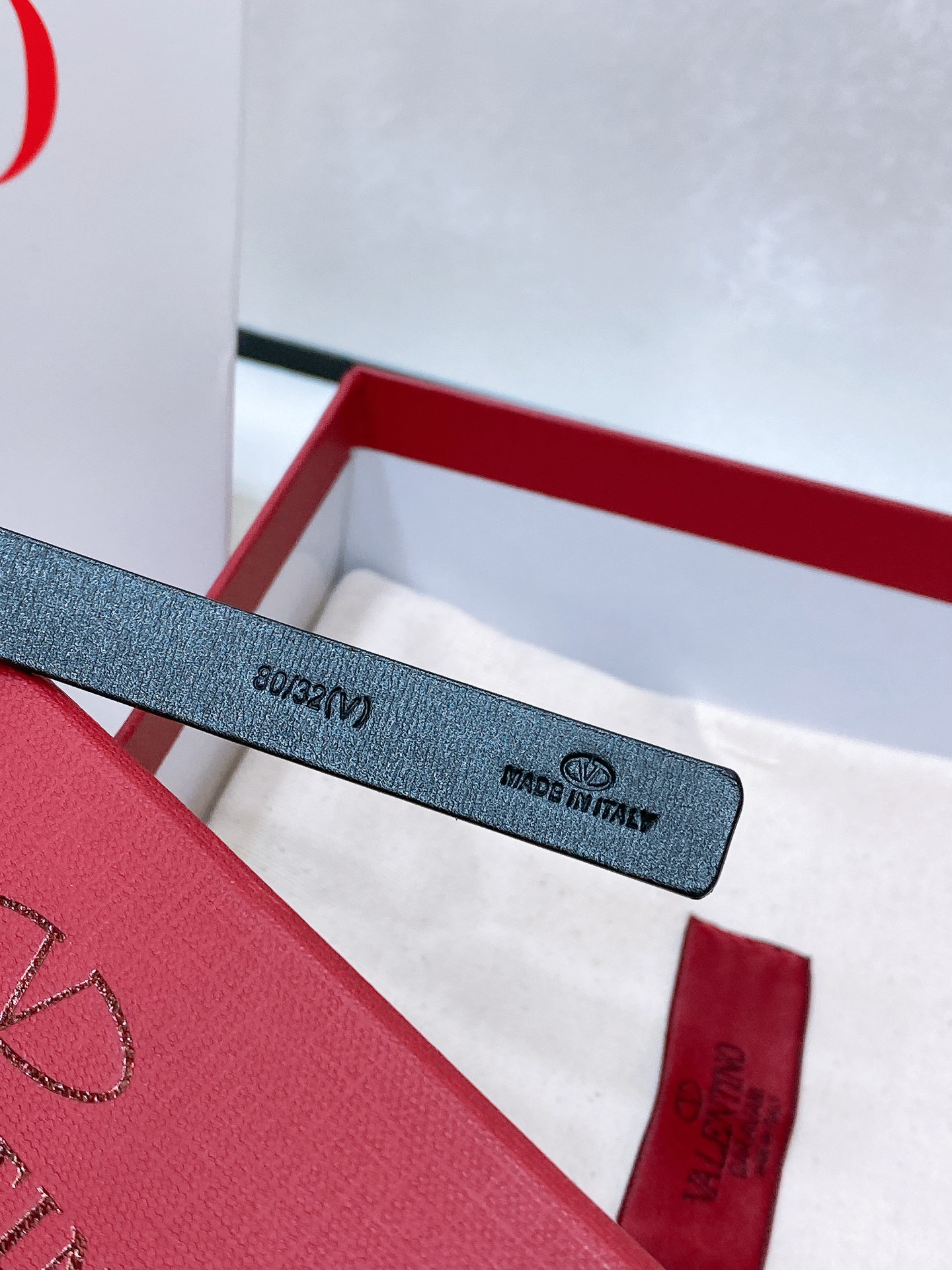 Metal-Skinned VLOGO Signature Valet Belt with 1cm Width for In-House Style. - 图片 6