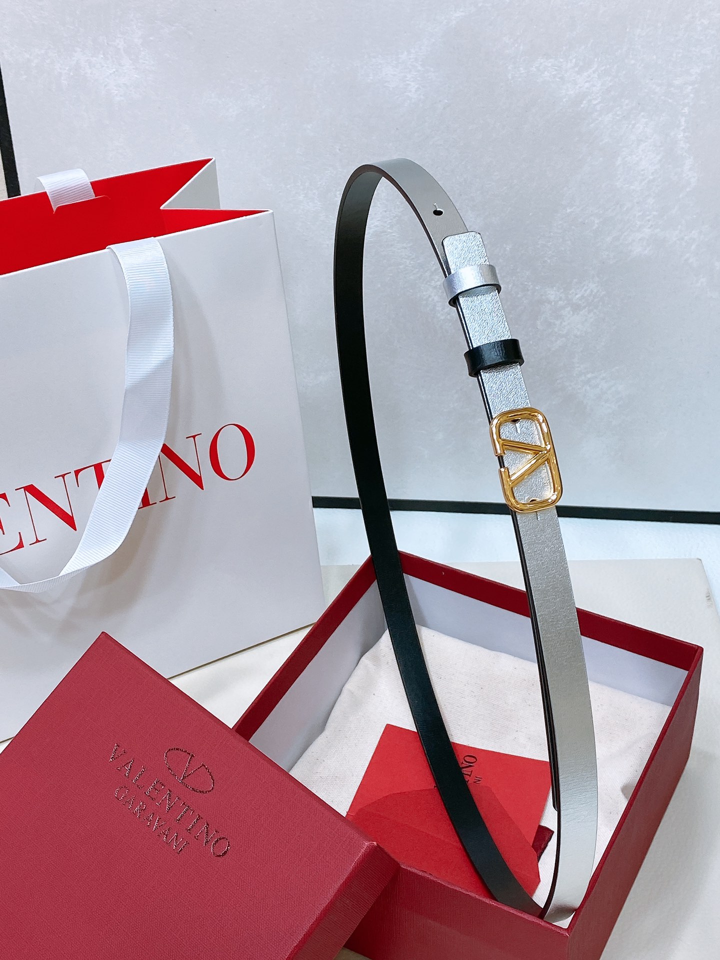 Stylish VLOGO Signature Metal Belt Buckle, 1cm Width, In-house Design. - 图片 1