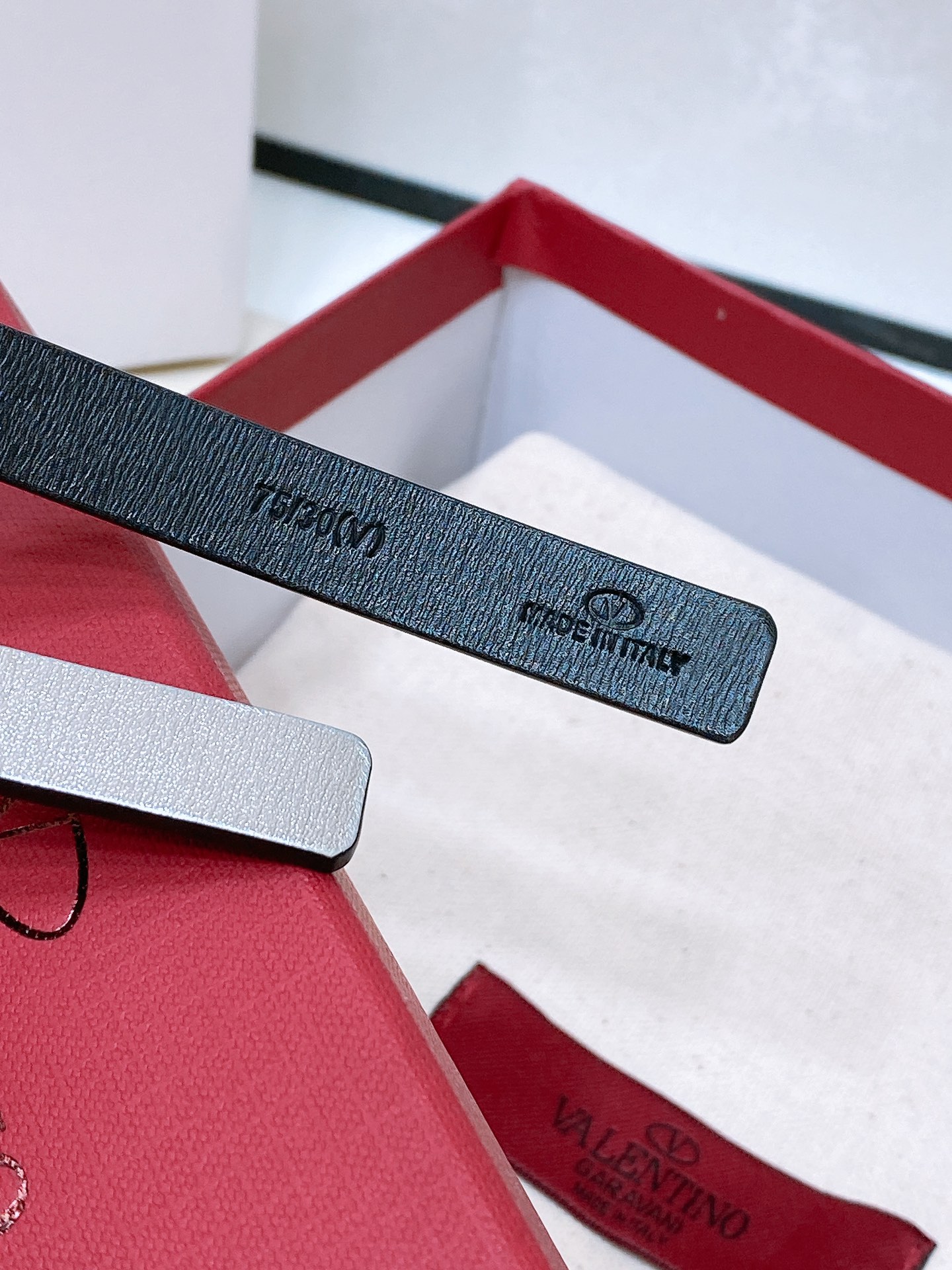 Stylish VLOGO Signature Metal Belt Buckle, 1cm Width, In-house Design. - 图片 6