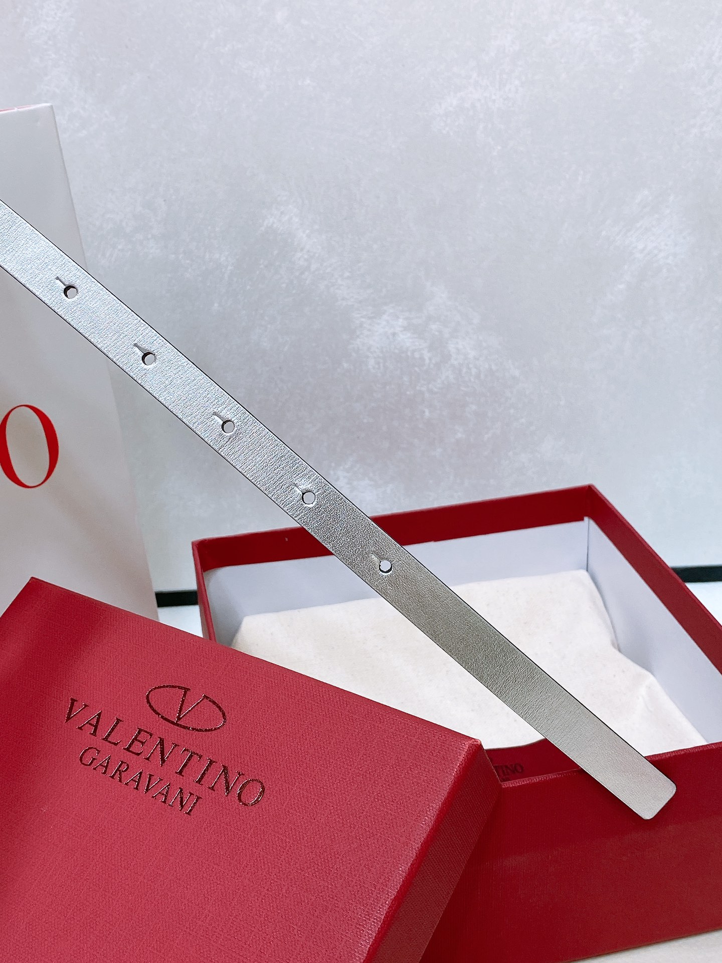 Stylish VLOGO Signature Metal Belt Buckle, 1cm Width, In-house Design. - 图片 5