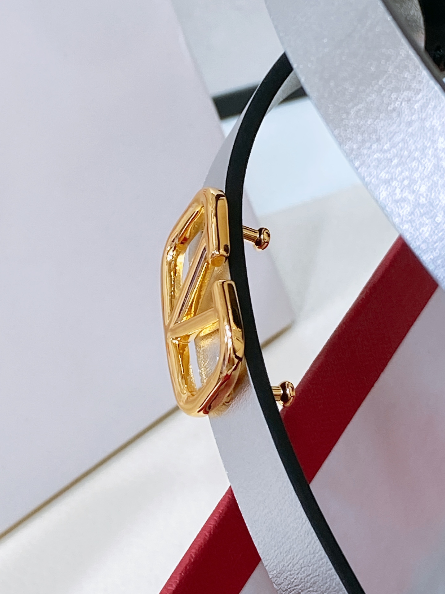 Stylish VLOGO Signature Metal Belt Buckle, 1cm Width, In-house Design. - 图片 4