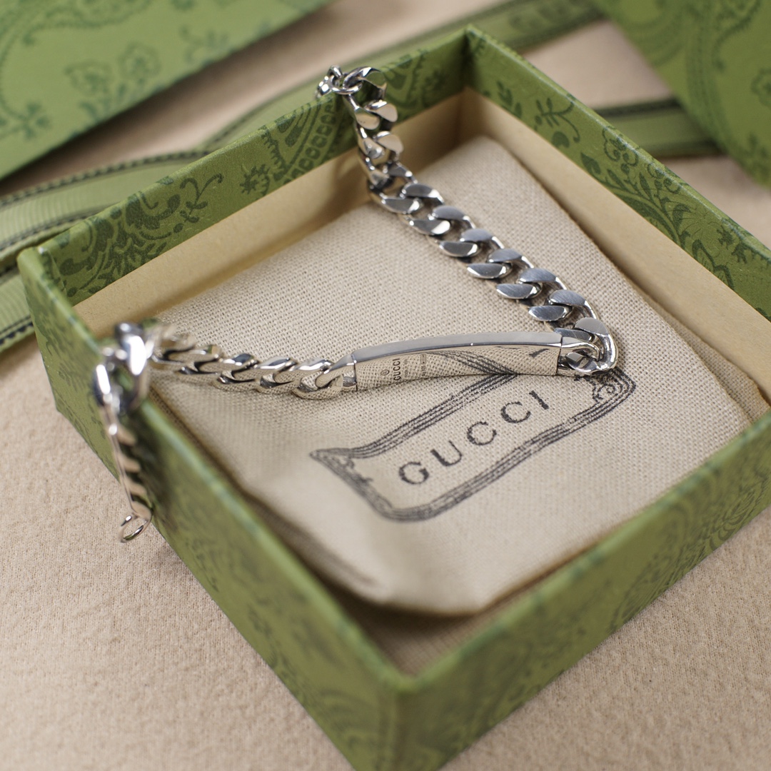 Gucci Sterling Silver Bracelet with Red and Green Double G Motif 5 i1716437572 7649 3