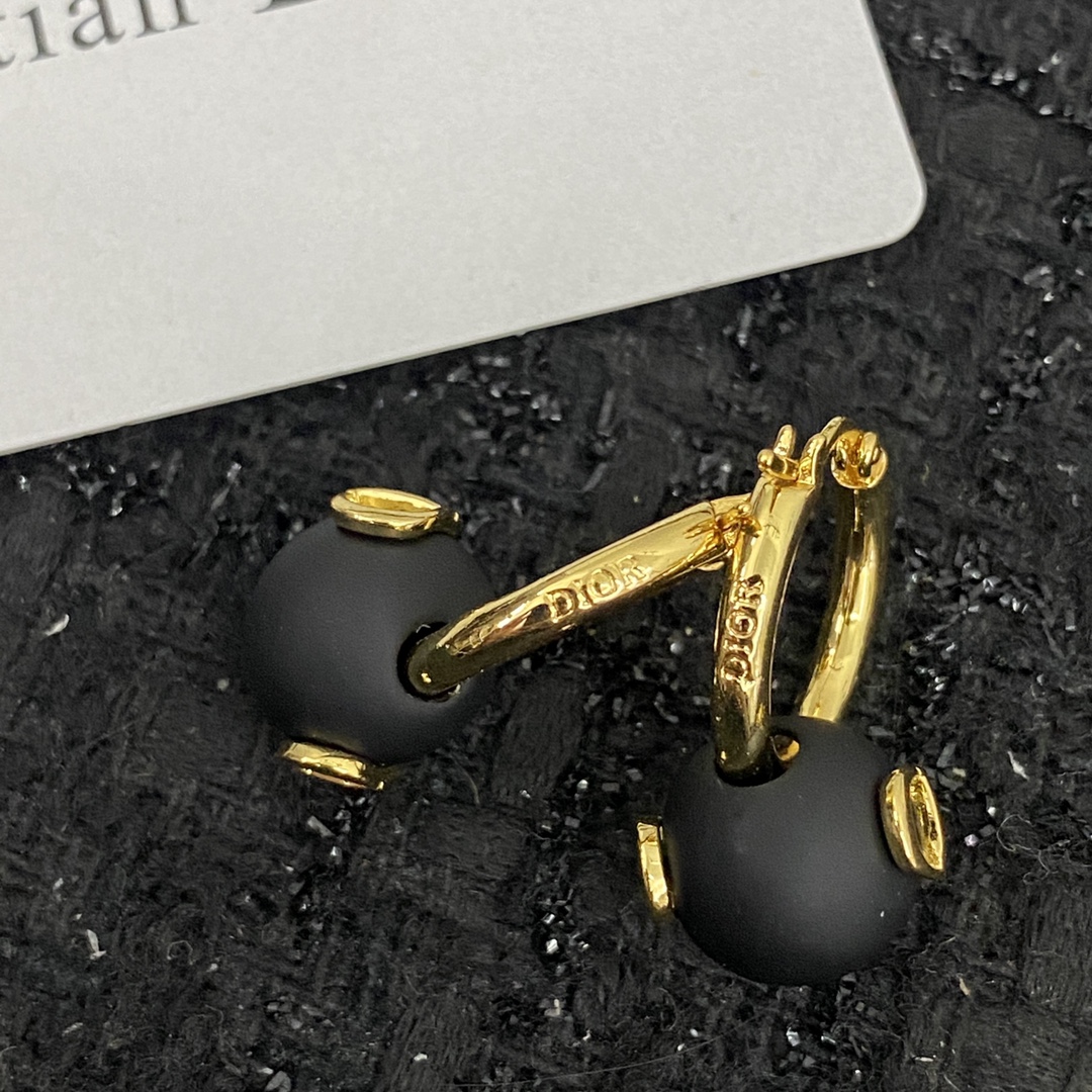  编码E1833   
🛍耳钉热销款火爆上新❣
🛍同步专柜‼️独家高端品质实拍图‼️代购级别‼️做工精致