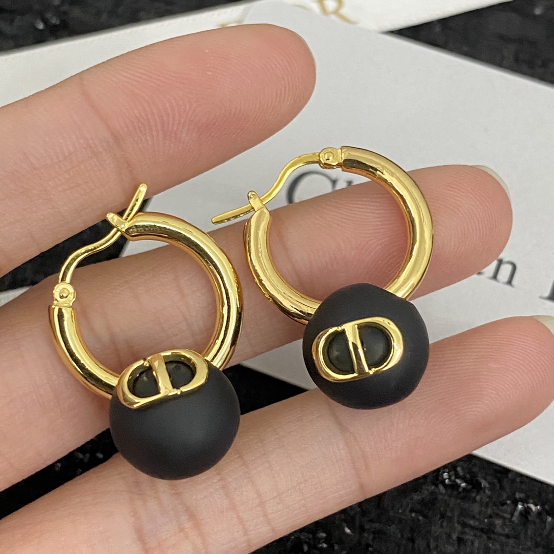  编码E1833   
🛍耳钉热销款火爆上新❣
🛍同步专柜‼️独家高端品质实拍图‼️代购级别‼️做工精致