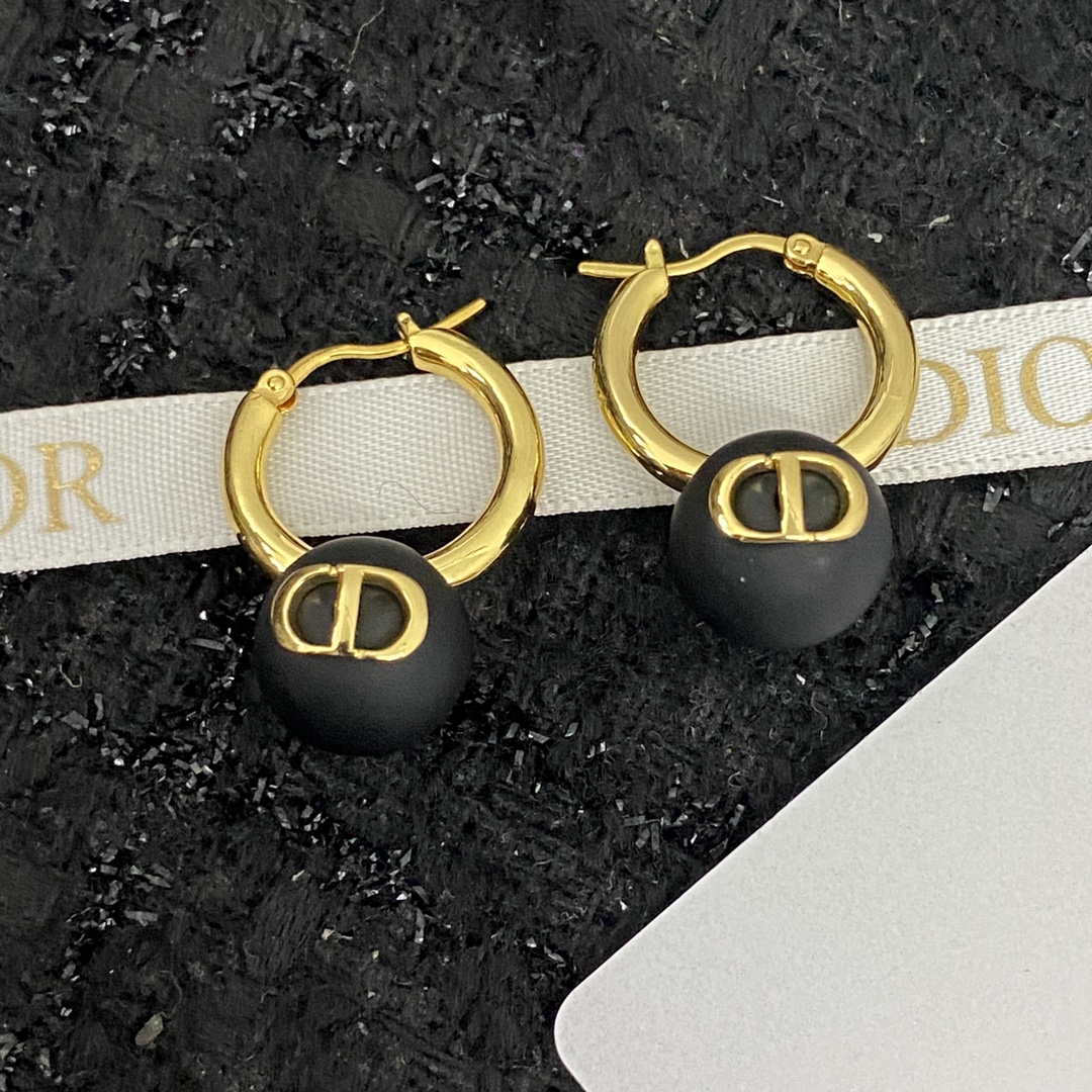  编码E1833   
🛍耳钉热销款火爆上新❣
🛍同步专柜‼️独家高端品质实拍图‼️代购级别‼️做工精致