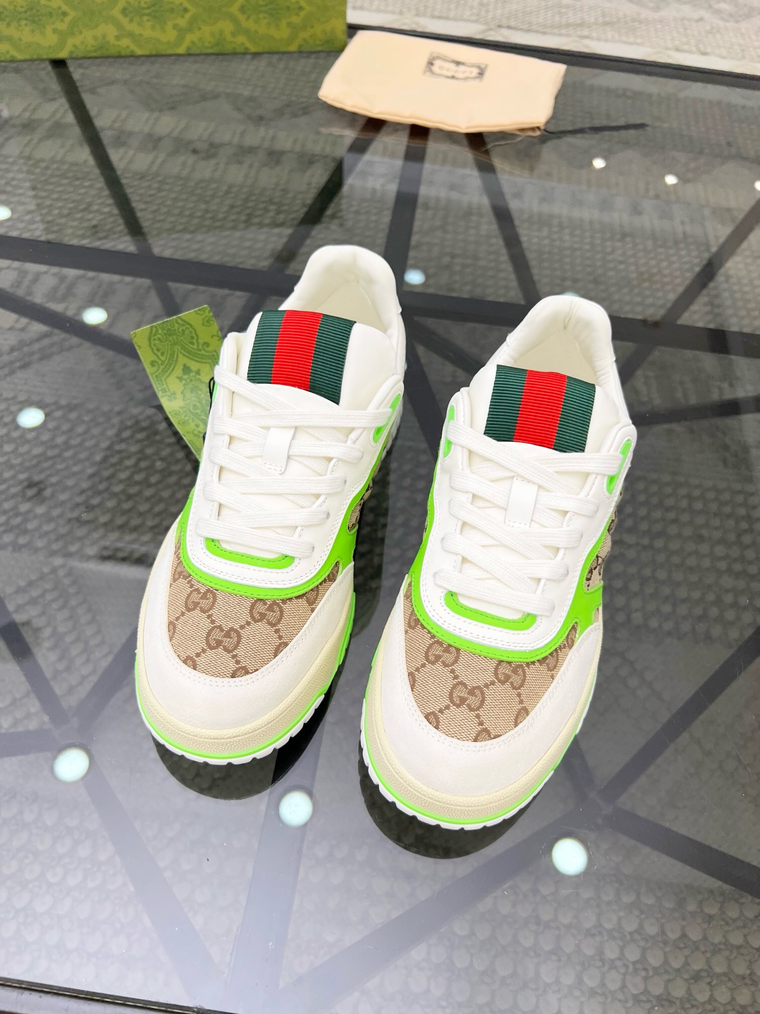 NO:218537,Brand G U C C I color original color matching, 35-45 couples model price Material Guqi counter synchronizes new casual shoes!  High quality Top version 1:1 made fashionable and trendy details impeccable with imported calfskin made of soft and comfortable cowhide inner foot feeling comfortable and superior quality original outsole, Guqi casual shoes, cowhide19860909品牌G U C C I 颜色原版配色 码数35-45情侣款 价格 材质古奇专柜同步新品休闲鞋！高品质 顶级版本1:1制作时尚潮流细节无可挑剔采用进口小牛皮制作柔软舒适牛皮内里脚感舒适品质优越原版大底,古奇 休闲鞋,cowhide,Men's shoes