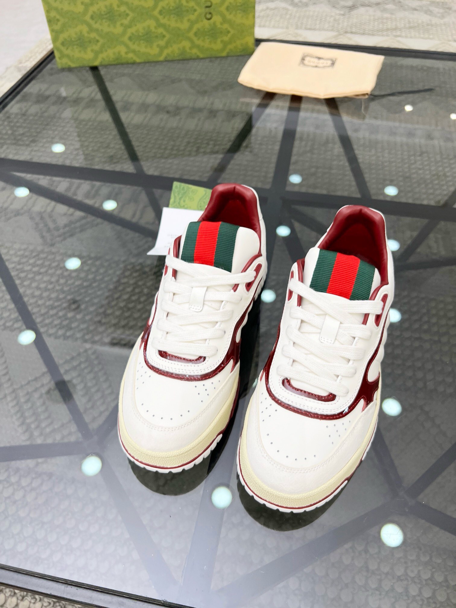 NO:217111,Brand G U C C I color original color matching, 35-45 couples model price Material Guqi counter synchronizes new casual shoes!  High quality Top version 1:1 made fashionable and trendy details impeccable with imported calfskin made of soft and comfortable cowhide inner foot feeling comfortable and superior quality original outsole, Guqi casual shoes, cowhide19860909品牌G U C C I 颜色原版配色 码数35-45情侣款 价格 材质古奇专柜同步新品休闲鞋！高品质 顶级版本1:1制作时尚潮流细节无可挑剔采用进口小牛皮制作柔软舒适牛皮内里脚感舒适品质优越原版大底,古奇 休闲鞋,cowhide,Men's shoes