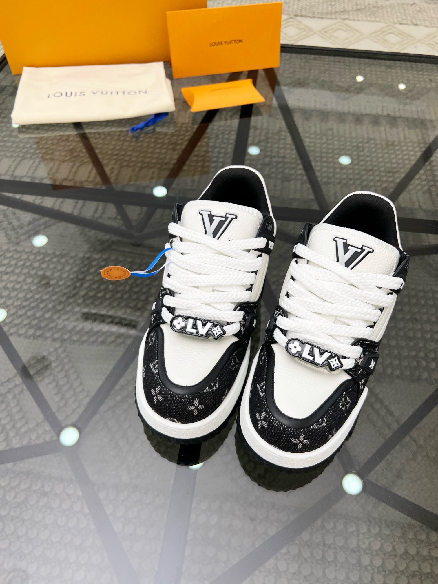 NO:219375,Brand LOUIS VUITTON original color matching Size 35-45 couples price Material Louis Vuitton new style Men's casual shoes!  High-quality Labon craft upper is made of cowhide with original material LV Comfortable breathable mesh cloth Neli mesh cloth footbed style Simple and atmospheric LV original outsole, Louis Vuitton, louis vuitton, louis vuitton, louis vuitton, louis vuitton, cowhide19860909品牌LOUIS VUITTON 颜色原版配色 码数35-45情侣款 价格 材质路易威登新款 男士 休闲鞋！高品质拉邦工艺鞋面采用牛皮搭配原版材质LV 舒适透气网布内里网布垫脚版型时尚 简单大气LV原版大底,路易威登,louis vuitton,louis vuitton,louis vuitton,cowhide,Men's shoes