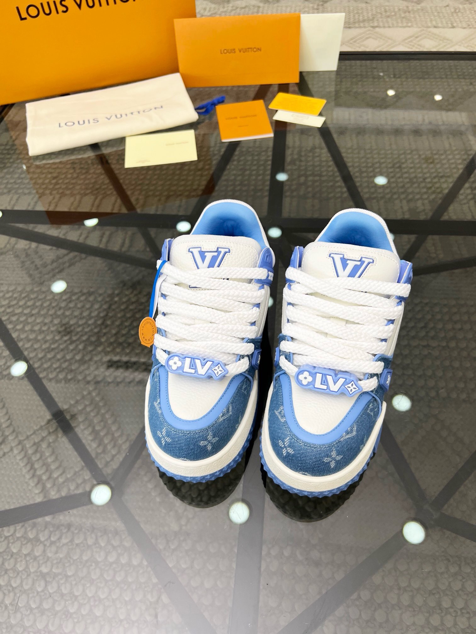 NO:217581,Brand LOUIS VUITTON original color matching Size 35-45 couples price Material Louis Vuitton new style Men's casual shoes!  High-quality Labon craft upper is made of cowhide with original material LV Comfortable breathable mesh cloth Neli mesh cloth footbed style Simple and atmospheric LV original outsole, Louis Vuitton, louis vuitton, louis vuitton, louis vuitton, louis vuitton, cowhide19860909品牌LOUIS VUITTON 颜色原版配色 码数35-45情侣款 价格 材质路易威登新款 男士 休闲鞋！高品质拉邦工艺鞋面采用牛皮搭配原版材质LV 舒适透气网布内里网布垫脚版型时尚 简单大气LV原版大底,路易威登,louis vuitton,louis vuitton,louis vuitton,cowhide,Men's shoes