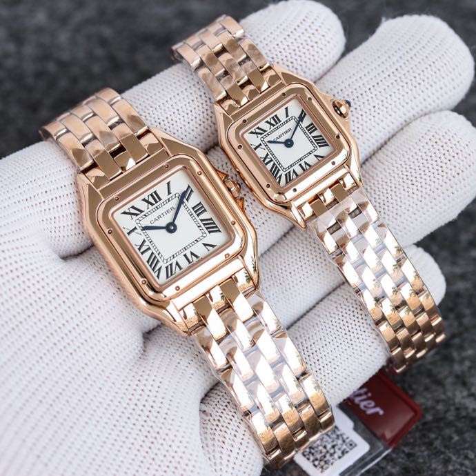 Taiwan Factory Cartier Cheetah Series, magnifique et indisciplinée, est un style esthétique transmis par Cheetah. Ses lignes sont lisses, charmantes et touchantes, et les vêtements doux sont au poignet, comme s’il dansait sur la peau. La forme unique montre une image féminine mature, élégante, confiante et émouvante. Le boîtier est intégré, la trompette est configurée avec 1032 Mouvement du Langda suisse, mouvement suisse moyen 751, verre à œil de poisson Lanbao, manche en coquille en acier inoxydable 316l, diamant incrusté, en acier bleu à forme d’épée bleue, épée en acier bleu à forme d’épée en épée Pointer, 100% à trois degrés étanche, taille: 27 x 37 mm, 22 * ​​30 mm, deux taille.