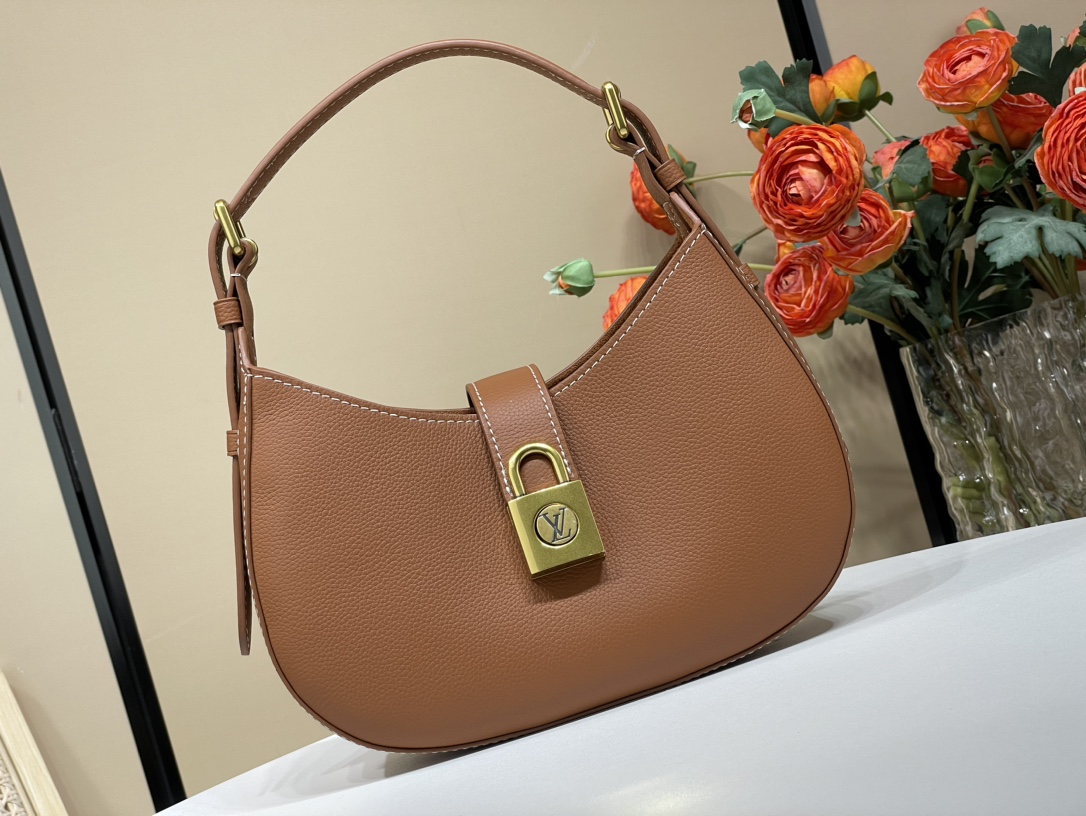 Louis Vuitton Imported leatherNubuck leather lining
