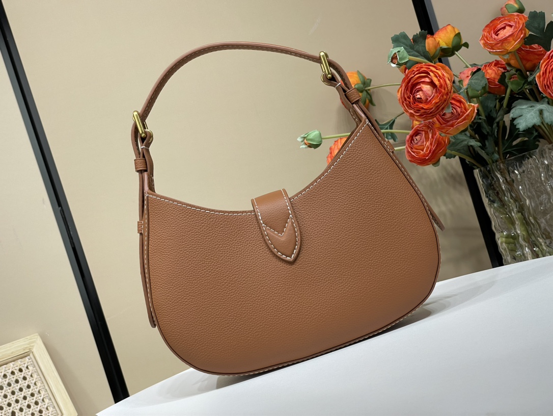 Louis Vuitton Imported leatherNubuck leather lining
