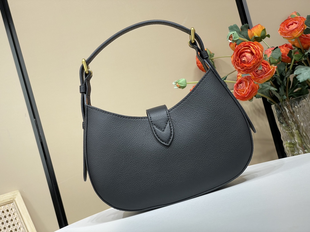 Louis Vuitton Imported leatherNubuck leather lining
