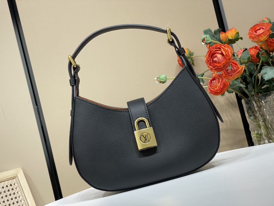 Louis Vuitton Imported leatherNubuck leather lining