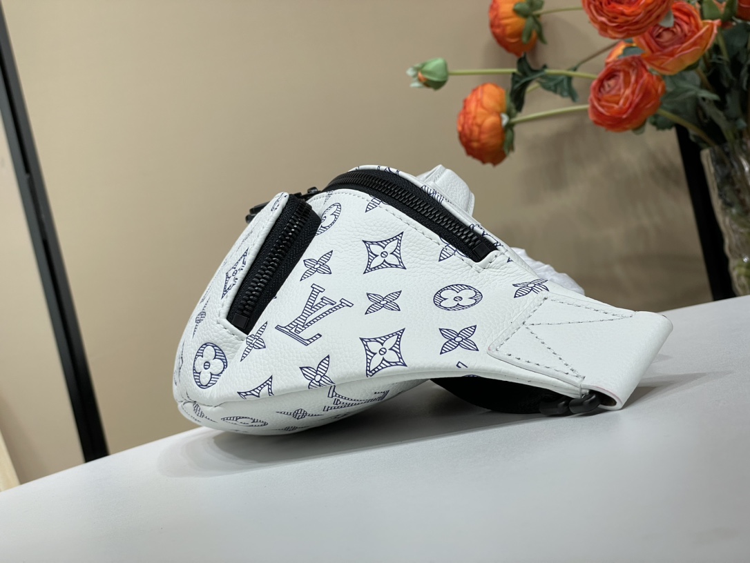 Louis Vuitton LV [Rush Bumbag waist bag] M47058 white (striped embossed)