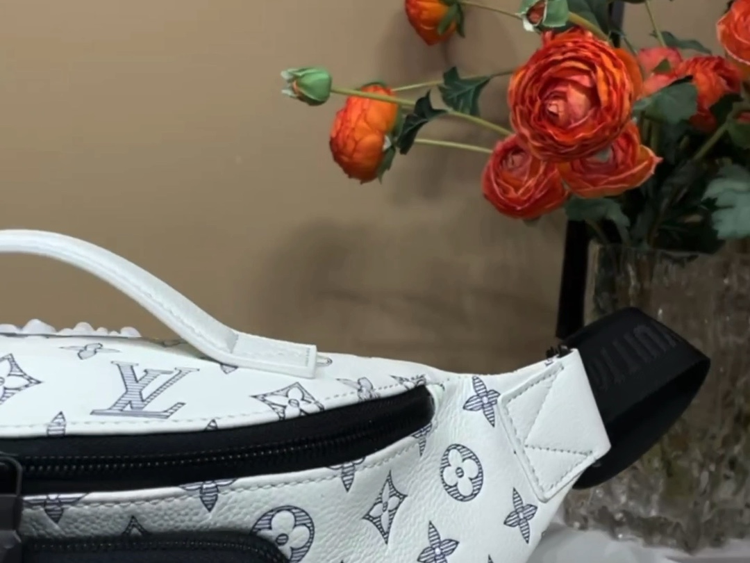 Louis Vuitton [Rush Bumbag Waist Bag] M25227 white (striped embossed) is so beautiful