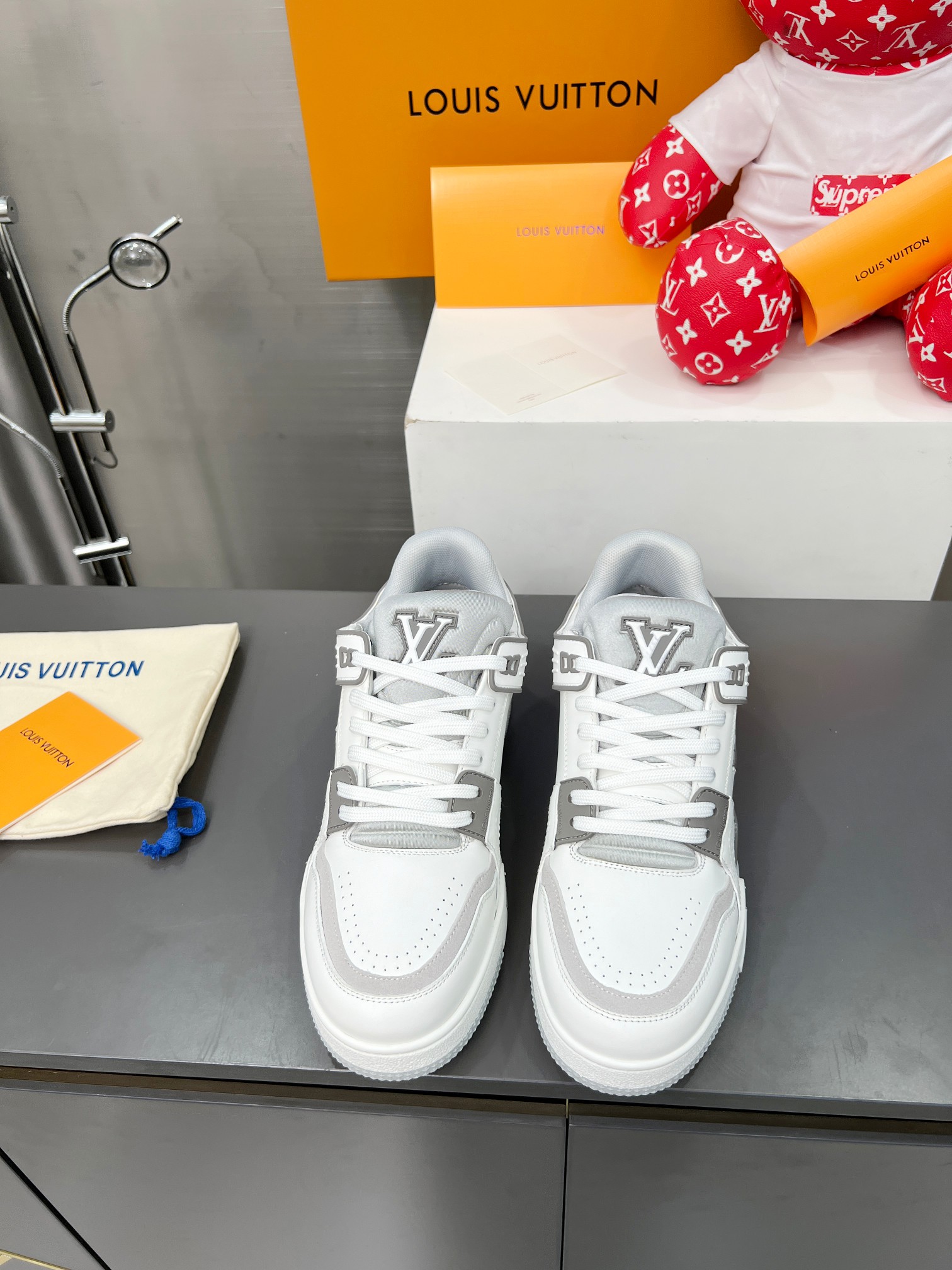 
P420
2024 Louis*Vuitton LV Trainer 特别版 
运动鞋欧洲代购1️⃣W RMB购入
自Vifgil到来之后而设计的这一系列 
每一季度都深受众多粉丝的青睐 
搭配不同的袜子更显个性哦
▫️牛皮面料 
▫TPU原版大底
▫️磁吸盒包装
▫️码数： 男39-45（.46定做不退换）
（配吸铁礼盒）