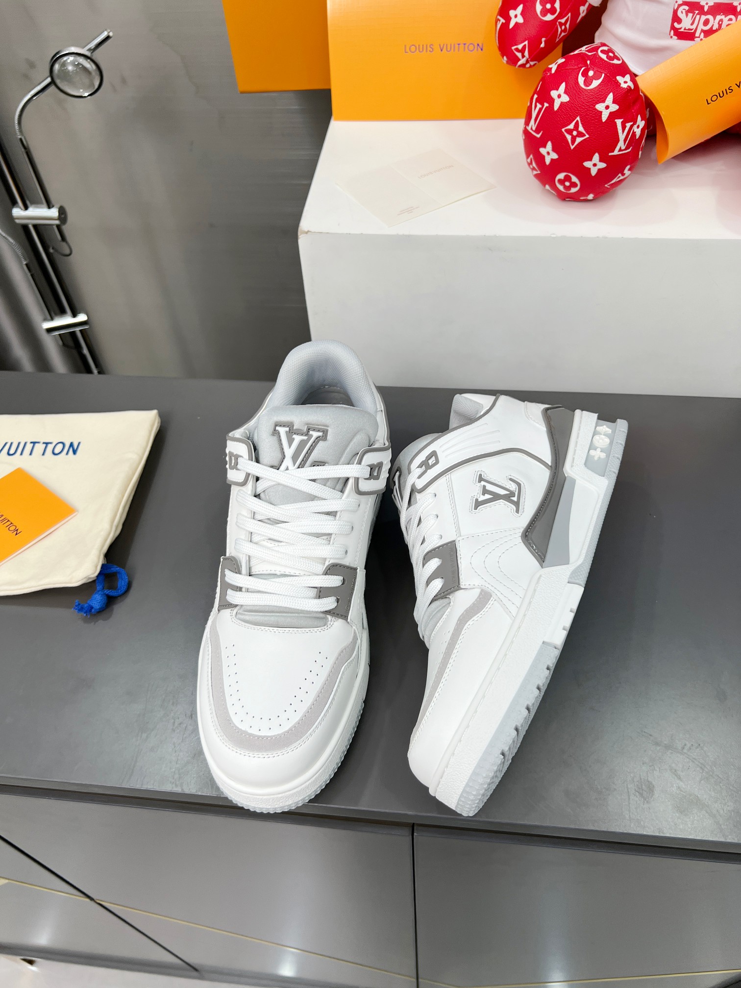 
P420
2024 Louis*Vuitton LV Trainer 特别版 
运动鞋欧洲代购1️⃣W RMB购入
自Vifgil到来之后而设计的这一系列 
每一季度都深受众多粉丝的青睐 
搭配不同的袜子更显个性哦
▫️牛皮面料 
▫TPU原版大底
▫️磁吸盒包装
▫️码数： 男39-45（.46定做不退换）
（配吸铁礼盒）