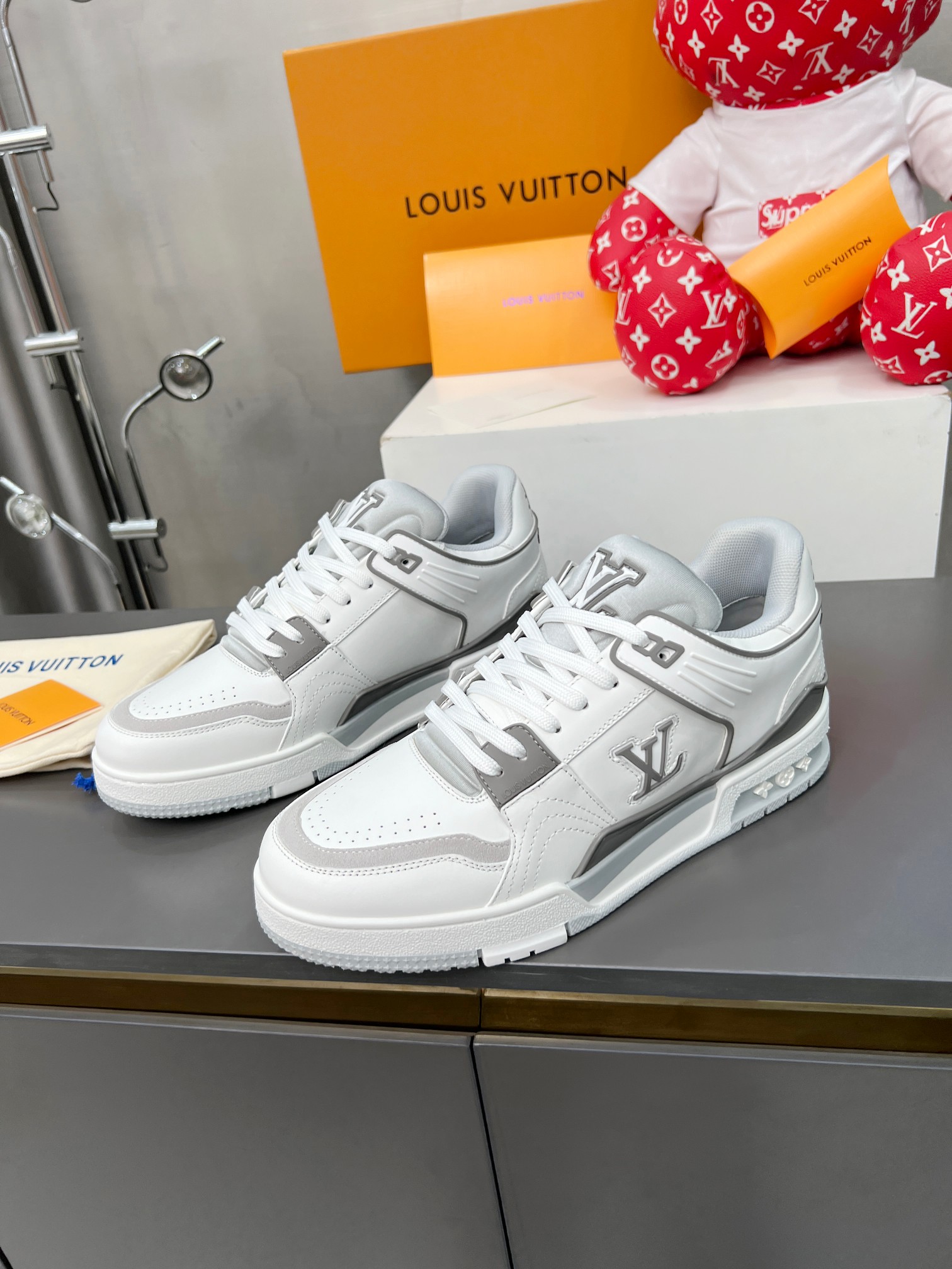 
P420
2024 Louis*Vuitton LV Trainer 特别版 
运动鞋欧洲代购1️⃣W RMB购入
自Vifgil到来之后而设计的这一系列 
每一季度都深受众多粉丝的青睐 
搭配不同的袜子更显个性哦
▫️牛皮面料 
▫TPU原版大底
▫️磁吸盒包装
▫️码数： 男39-45（.46定做不退换）
（配吸铁礼盒）