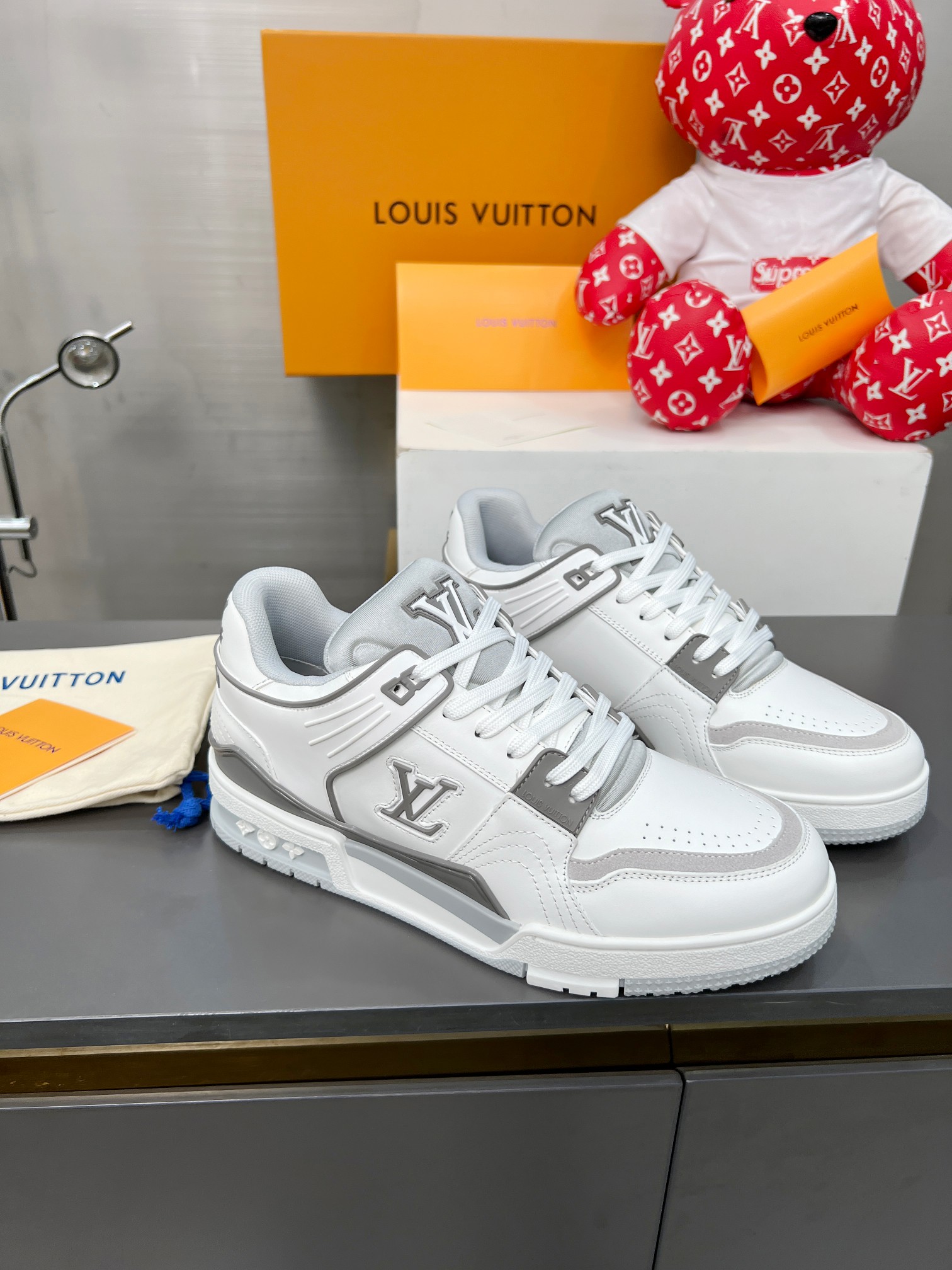 
P420
2024 Louis*Vuitton LV Trainer 特别版 
运动鞋欧洲代购1️⃣W RMB购入
自Vifgil到来之后而设计的这一系列 
每一季度都深受众多粉丝的青睐 
搭配不同的袜子更显个性哦
▫️牛皮面料 
▫TPU原版大底
▫️磁吸盒包装
▫️码数： 男39-45（.46定做不退换）
（配吸铁礼盒）