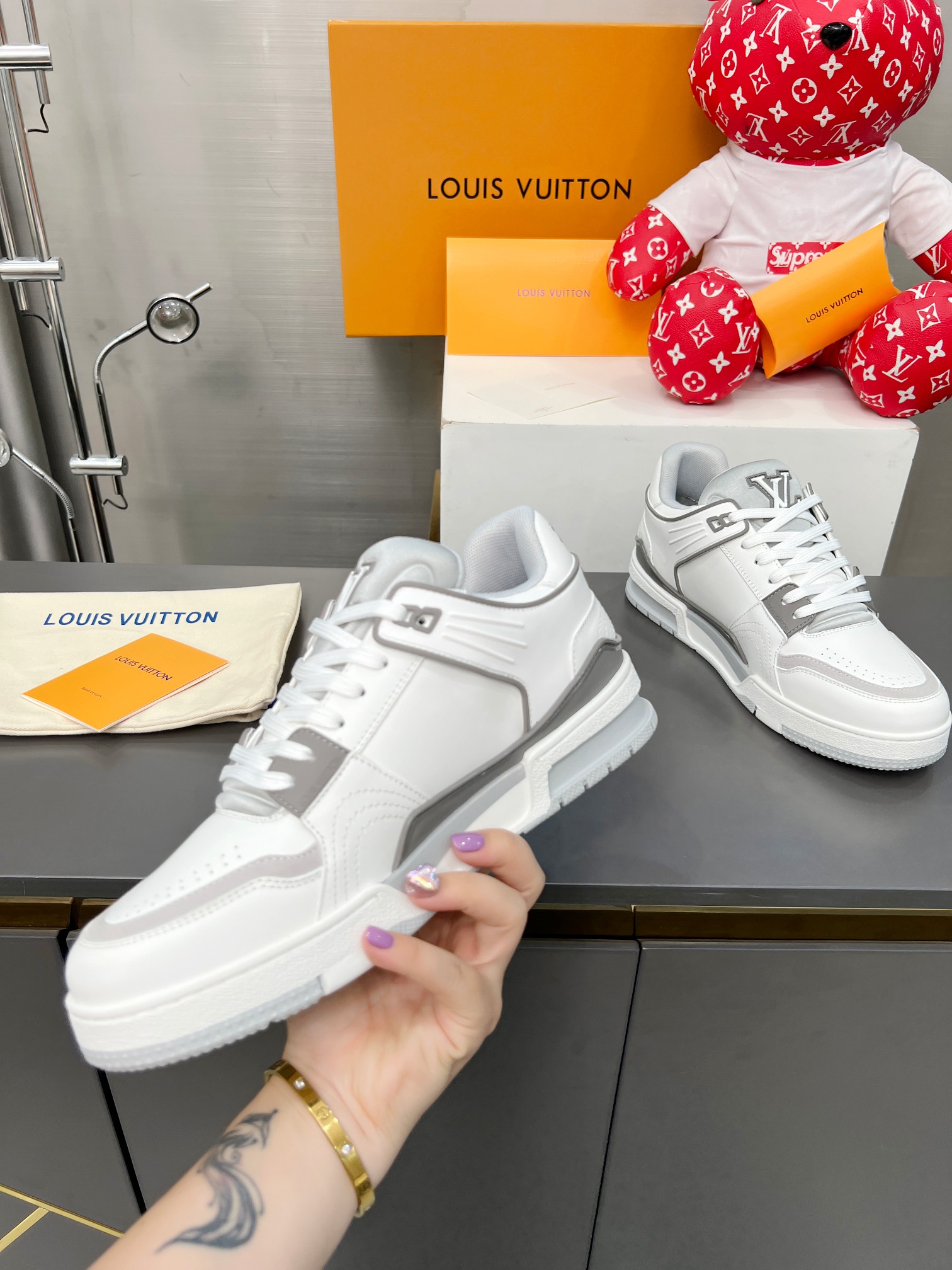 
P420
2024 Louis*Vuitton LV Trainer 特别版 
运动鞋欧洲代购1️⃣W RMB购入
自Vifgil到来之后而设计的这一系列 
每一季度都深受众多粉丝的青睐 
搭配不同的袜子更显个性哦
▫️牛皮面料 
▫TPU原版大底
▫️磁吸盒包装
▫️码数： 男39-45（.46定做不退换）
（配吸铁礼盒）