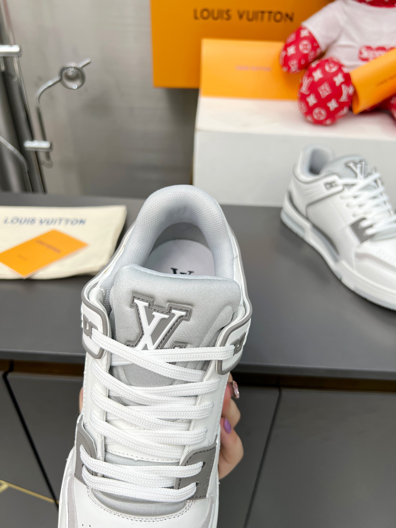 
P420
2024 Louis*Vuitton LV Trainer 特别版 
运动鞋欧洲代购1️⃣W RMB购入
自Vifgil到来之后而设计的这一系列 
每一季度都深受众多粉丝的青睐 
搭配不同的袜子更显个性哦
▫️牛皮面料 
▫TPU原版大底
▫️磁吸盒包装
▫️码数： 男39-45（.46定做不退换）
（配吸铁礼盒）