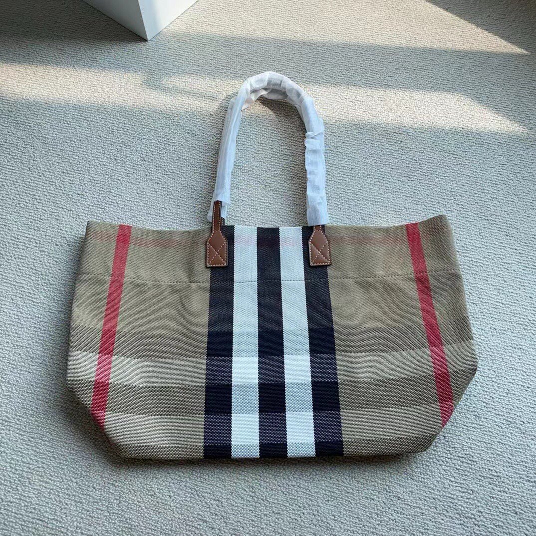 Burberry Receive a batch of original factory latest shopping bags, handbags and shoulder bags! 100% classic plaid waterproof fabric imported from