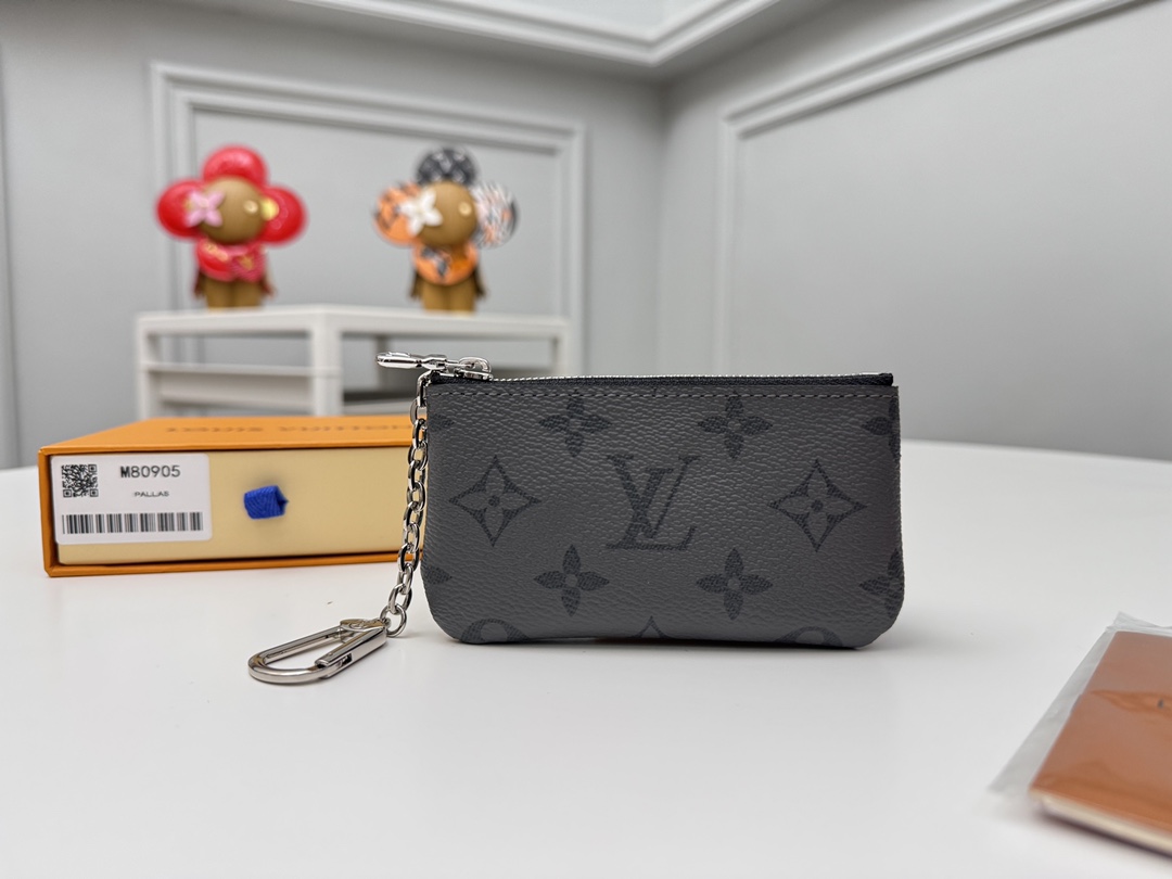 NO:672034,[Top Original] M80905 This key coin purse is made of Monogram Eclipse coated canvas on one side and lighter-colored Monogram Eclipse Reverse coated canvas on the other. It is very suitable for storing change, business cards, banknotes, keys and other small items. The carry-on bag is securely opened and closed with a zipper puller engraved with the LV logo, and is equipped with a chain strap and hook buckle, which can be buckled on a handbag or belt. Size: 12 x 7 x 1.5cm..,LV wallet,louis vuitton,versace,wallets19860909【顶级原单】M80905 這款鑰匙零錢包一面採用Monogram Eclipse塗層帆布製作,另一則綴以較淺色的Monogram Eclipse Reverse塗層帆布,十分適合用於放置零錢、名片、紙幣和鑰匙等其他小型物件.隨身包以刻有LV標誌的拉鏈拉片穩妥開合,並配有鏈帶及鉤扣,可扣在手袋或皮帶上.尺寸:12 x 7 x 1.5cm..,LV钱包,louis vuitton,versace,wallets,欧美剧
