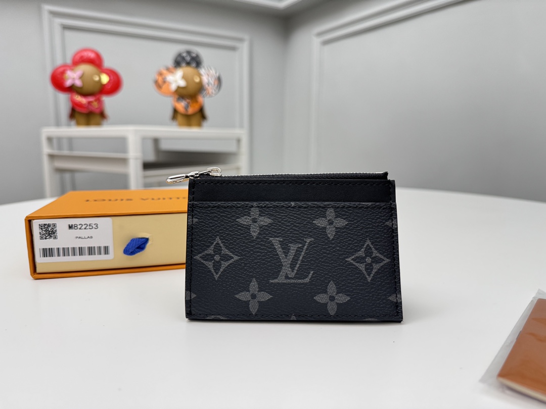 NO:672031,[Top original order] M82253 This compact coin business card holder is Louis Vuitton's smallest zippered leather accessory. It is designed with elegant Monogram Eclipse canvas and is equipped with a zippered main compartment. It is spacious and can hold business cards and change. There are two business card compartments on the outside, which is extremely convenient to use. This wallet is compact in design and is the perfect daily accessory. Dimensions: 11.3 x 7.5 x 1cm., LV wallet, louis vuitton,louis vuitton,wallets19860909【顶级原单】M82253 這款小巧零錢名片夾是路易威登最小尺寸的拉鏈皮革配飾,設計以高雅的Monogram Eclipse帆布打造,配有一個拉鏈主隔層,容量寬敞,可放入名片及零錢.外面設有兩個名片夾層,使用格外便捷.這款錢包設計小巧,是日常的完美配飾.尺寸:11.3 x 7.5 x 1cm.,LV钱包,louis vuitton,louis vuitton,wallets,欧美剧