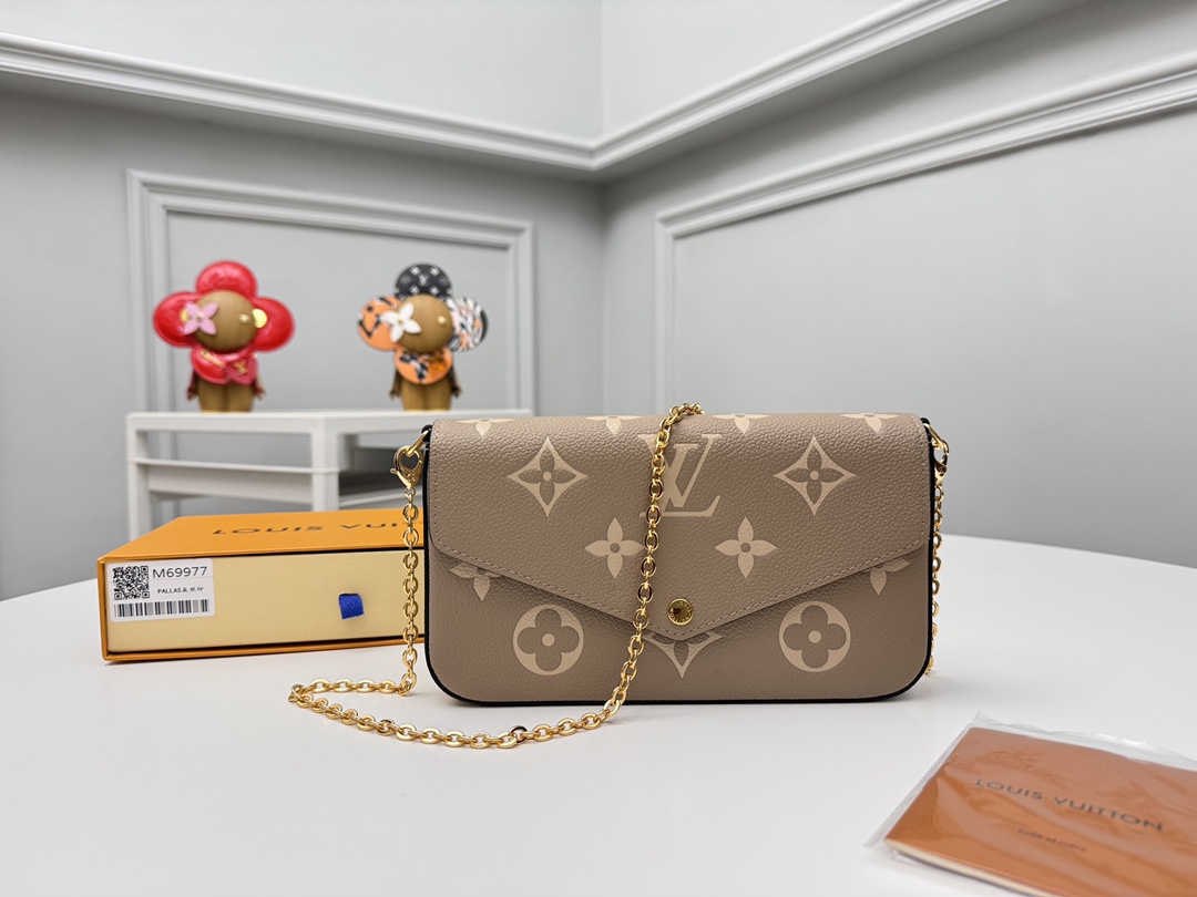 NO:671687,[Top original order] M69977 gray Pochette Félicie chain bag is made of Monogram Empreinte leather with Monogram print. Its envelope-style configuration includes a removable inner bag. Tie the chain to complete the conversion between a clutch bag and a shoulder bag. Size: 21.0 x 12.0 x 3.0 cm., LV wallet, louis vuitton, wallets, handbag, backpacks19860909【顶级原单】M69977灰本款 Pochette Félicie 链条包为 Monogram Empreinte 皮革描绘 Monogram 印花,其信封式构型包含可拆卸内袋.系上链条即可完成手拿包和肩背包的随心转换.尺寸: 21.0 x 12.0 x 3.0 cm.,LV钱包,louis vuitton,wallets,handbag,backpacks,欧美剧