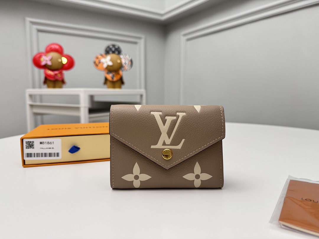 NO:671669,[Top Original Order] M81861 Apricot This Victorine wallet is made of soft grained Monogram Empreinte leather and is embellished with Louis Vuitton's classic Monogram embossed pattern. The two-tone leather makes this pattern more prominent and the overall design more refined. The wallet is small in size and has enough space to store banknotes, change and business cards. Size: 12 x 9.5 x 2.5cm., LV wallet, louis vuitton, louis vuitton, wallets19860909【顶级原单】M81861杏色這款Victorine錢包採用柔軟的粒面Monogram Empreinte皮革製作,綴有路易威登經典的Monogram壓花圖案.雙色皮革令此圖案更見突出,整體設計更顯精緻.錢包尺寸小巧,有足夠空間收納紙幣、零錢和名片.尺寸:12 x 9.5 x 2.5cm.,LV钱包,louis vuitton,louis vuitton,wallets,欧美剧