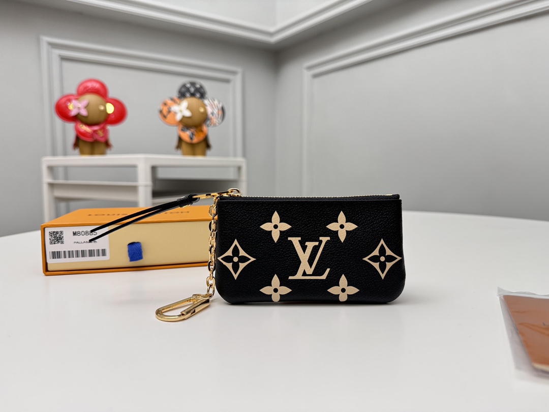 NO:671683,[Top original order] M80885 black This key coin purse is made of two-tone Monogram Empreinte leather. The elegant and practical design features a secure zipper closure. It can store keys and other small items such as change, cards or lipstick. It can be hung on a handbag or belt, or on the D-ring buckle of other Louis Vuitton handbags. Dimensions: 12 x 7 x 1.5 cm., LV wallet, louis vuitton, louis vuitton, wallets19860909【顶级原单】M80885黑色 這款鑰匙零錢包採用雙色Monogram Empreinte皮革製成,優雅實用的設計採用安全拉鏈開合,可存放鑰匙和其他小型物件,例如零錢、卡片或唇膏,可掛在手袋或腰帶上,也可掛在其他路易威登手袋的D形環扣上.尺寸:12 x 7 x 1.5 cm.,LV钱包,louis vuitton,louis vuitton,wallets,欧美剧