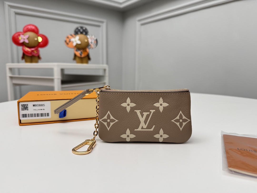 NO:671681,[Top original order] M80885 Apricot This key coin purse is made of two-tone Monogram Empreinte leather. The elegant and practical design features a secure zipper closure. It can store keys and other small items such as change, cards or lipstick. It can be hung on a handbag or belt, or on the D-ring buckle of other Louis Vuitton handbags. Dimensions: 12 x 7 x 1.5 cm., LV wallet, louis vuitton, louis vuitton,wallets19860909【顶级原单】M80885杏色 這款鑰匙零錢包採用雙色Monogram Empreinte皮革製成,優雅實用的設計採用安全拉鏈開合,可存放鑰匙和其他小型物件,例如零錢、卡片或唇膏,可掛在手袋或腰帶上,也可掛在其他路易威登手袋的D形環扣上.尺寸:12 x 7 x 1.5 cm.,LV钱包,louis vuitton,louis vuitton,wallets,欧美剧
