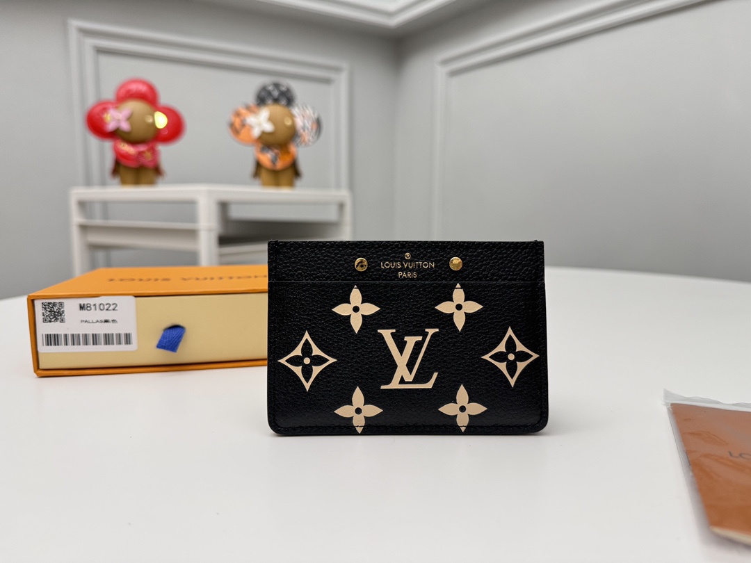 NO:671679,[Top original order] M81022 Black This business card holder is made of two-tone Monogram Empreinte leather and embellished with the classic Monogram embossed pattern. It is an elegant and functional accessory. The business card holder has a large central compartment with an outer compartment on each side, and the business card holder is also embellished with a gold Louis Vuitton Paris embossed logo. Size: 11 x 7.5 x 0.4cm., LV wallet, louis vuitton, louis vuitton,wallets19860909【顶级原单】M81022黑色這款名片夾以雙色Monogram Empreinte皮革製造,綴有經典Monogram壓花圖案,是一款優雅與實用功能兼備的配飾.名片夾設有寬大的中央夾層,兩側各有一個外夾層,而名片夾亦綴有金色的Louis Vuitton Paris壓花標誌.尺寸:11 x 7.5 x 0.4cm.,LV钱包,louis vuitton,louis vuitton,wallets,欧美剧