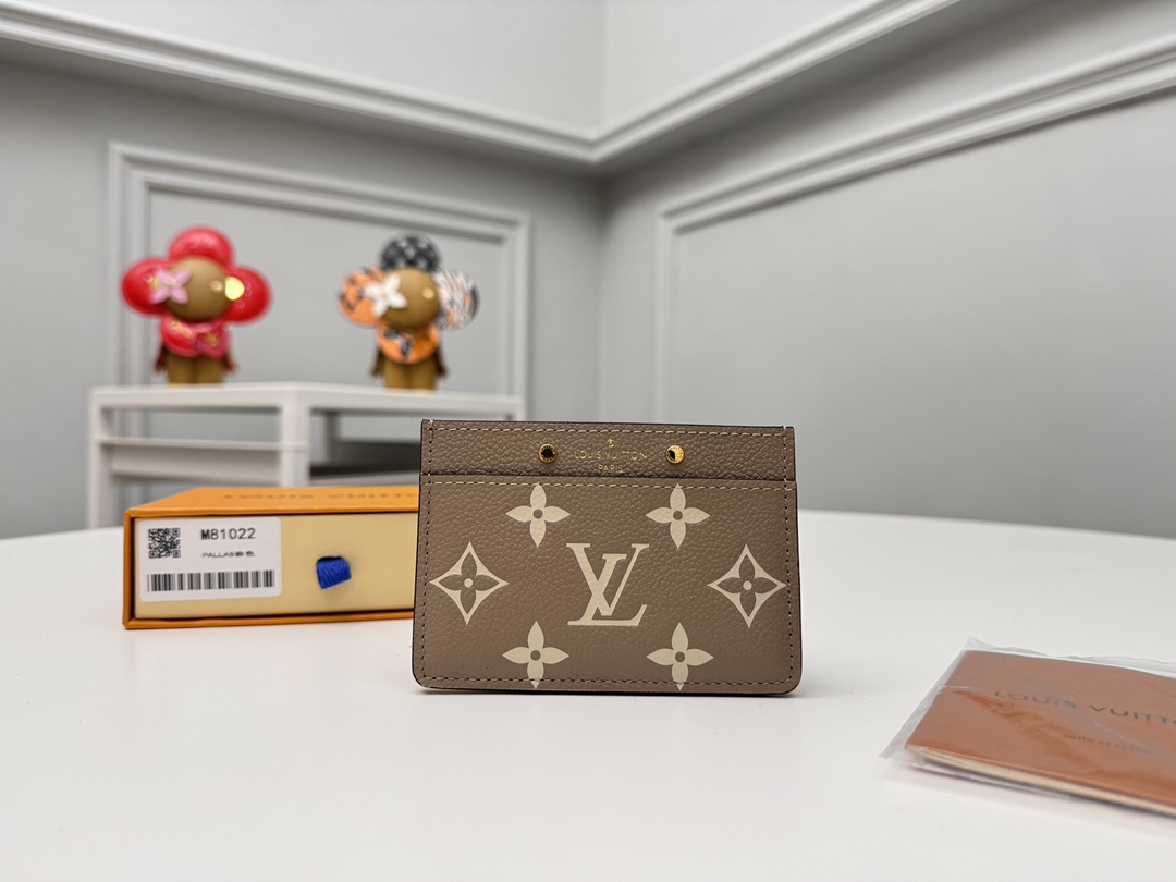NO:671677,[Top Original Order] M81022 Apricot This business card holder is made of two-tone Monogram Empreinte leather and embellished with the classic Monogram embossed pattern. It is an elegant and practical accessory. The business card holder has a large central compartment and an outer compartment on each side. The business card holder is also embellished with a gold Louis Vuitton Paris embossed logo. Dimensions: 11 x 7.5 x 0.4cm., LV wallet, louis vuitton,louis vuitton,wallets19860909【顶级原单】M81022杏色這款名片夾以雙色Monogram Empreinte皮革製造,綴有經典Monogram壓花圖案,是一款優雅與實用功能兼備的配飾.名片夾設有寬大的中央夾層,兩側各有一個外夾層,而名片夾亦綴有金色的Louis Vuitton Paris壓花標誌.尺寸:11 x 7.5 x 0.4cm.,LV钱包,louis vuitton,louis vuitton,wallets,欧美剧