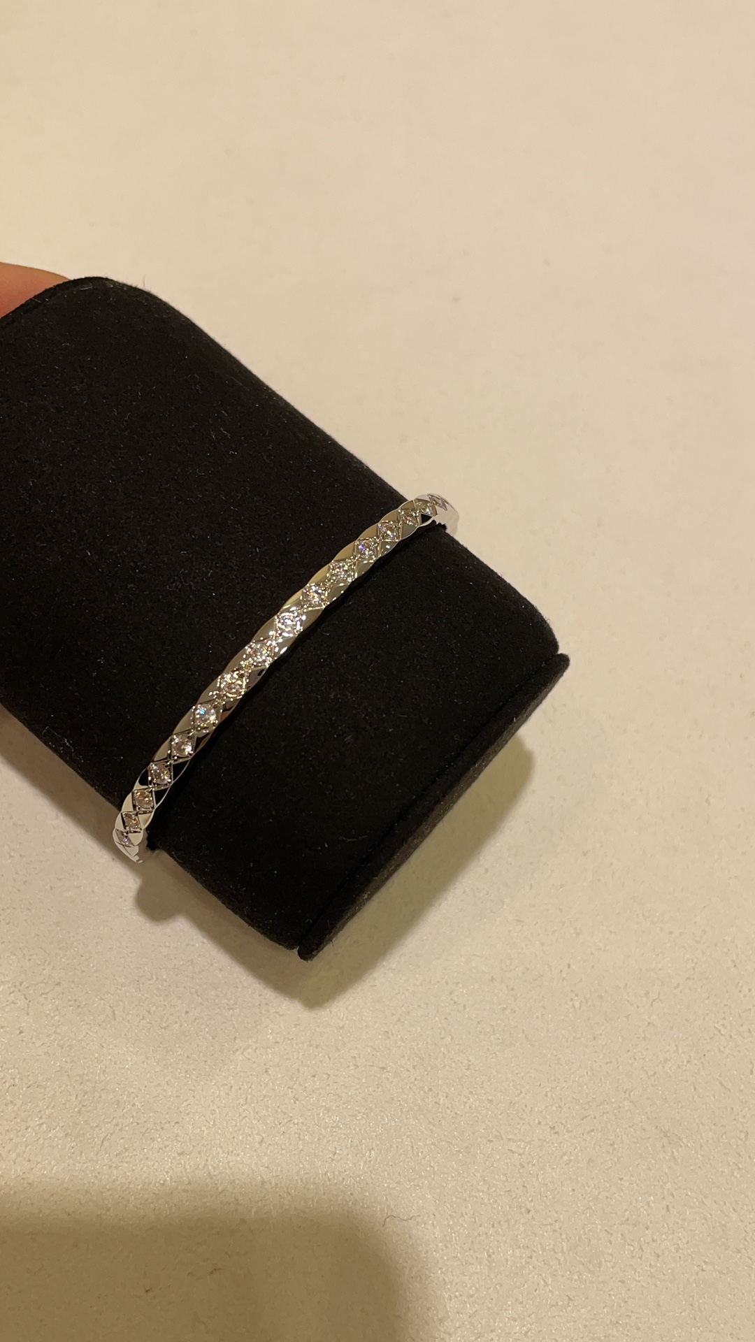 NO:104422,Three colors optional coco crush diamond pattern narrow version full diamond bracelet high-end jewelry series Three colors optional platinum·rose gold·gold Classic narrow version diamond pattern exquisite and suitable for stacking Full diamond blingbling blingbling super flash to show temperament. Various styles of dressing are stress-free~ Only one size size 17 M size, Chanel bracelet, chanel, bracelet19860909三色可选 coco crush 菱格纹窄版满钻手镯 高级珠宝系列 三色可选白金色·玫瑰金色·金色 经典窄版菱格纹精致又适合叠戴 满钻blingbling超级闪好显气质 各种穿搭风格搭配毫无压力～ 只有一个尺寸size17 M码,香奈儿手镯,chanel,bracelet,Jewelry