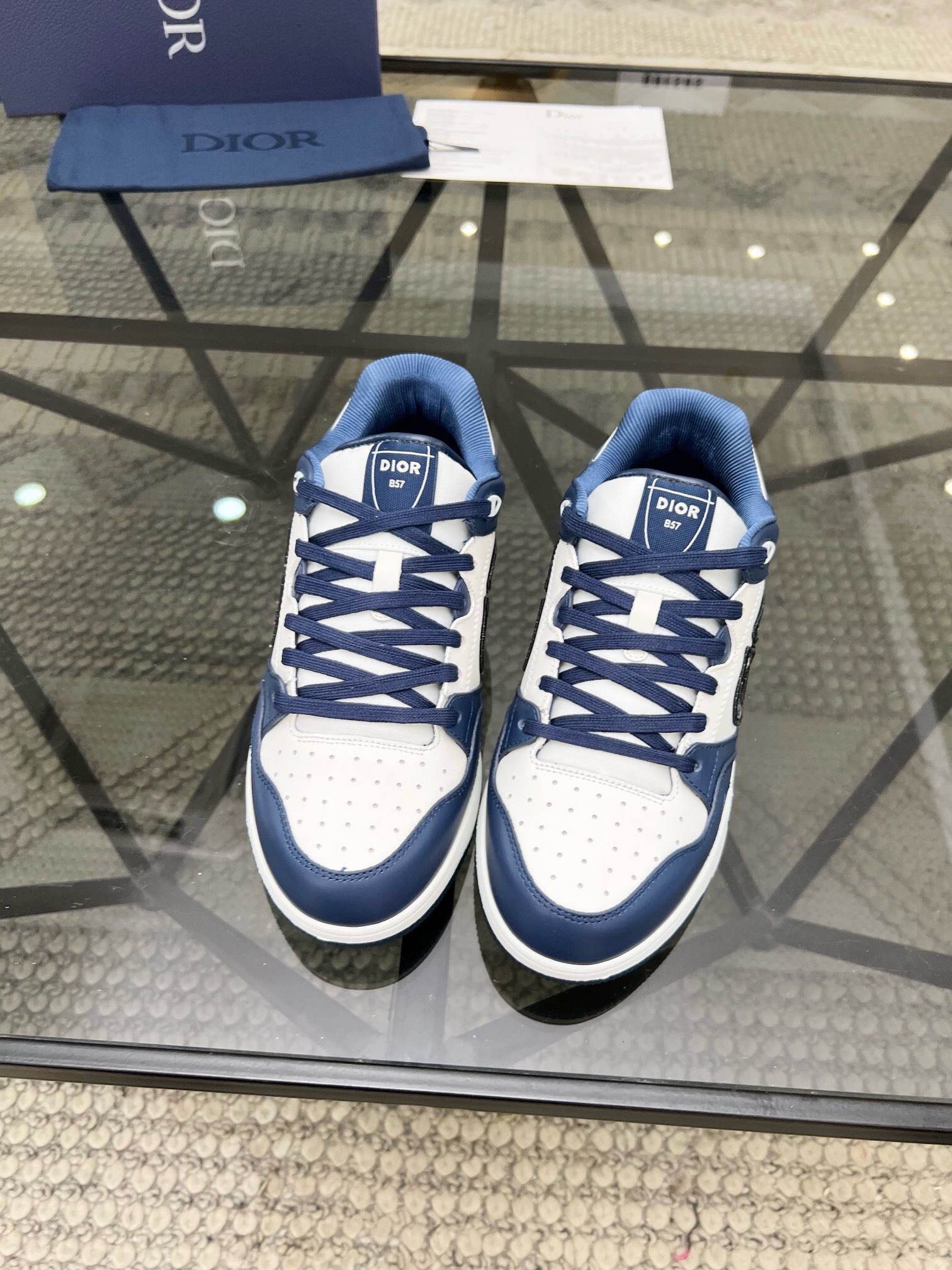 NO:218674,Brand DIOR color original color matching, 35-46 couple models, price, material, new autumn and winter joint-branded men's casual shoes!  D-home men's boots combine exquisite craftsmanship and elegant temperament, making them an ideal item for creating casual styles, printed splicing. The boots are decorated with decorative laces, durable rubber concave soles, reinforced heels and toe, and the sides are decorated with Dior AND SHAWN logo patches!  A must-have item for autumn and winter, buy fashionable essence quickly!  ,Dior casual shoes,dior,dior,dior,boots19860909品牌DIOR 颜色原版配色 码数35-46情侣款 价格 材质迪奥B57专柜新品秋冬联名款男士休闲鞋！D家男装靴子将精湛工艺与优雅气质合二为一,是打造休闲造型的理想单品,印花拼接.靴子采用装饰性鞋带,采用耐穿的橡胶凹凸鞋底及加强型鞋跟和鞋头,侧面饰以 Dior AND SHAWN 标志补丁装饰！秋冬必备单品,时髦精快快入手吧！,Dior休闲鞋,dior,dior,dior,boots,Men's shoes