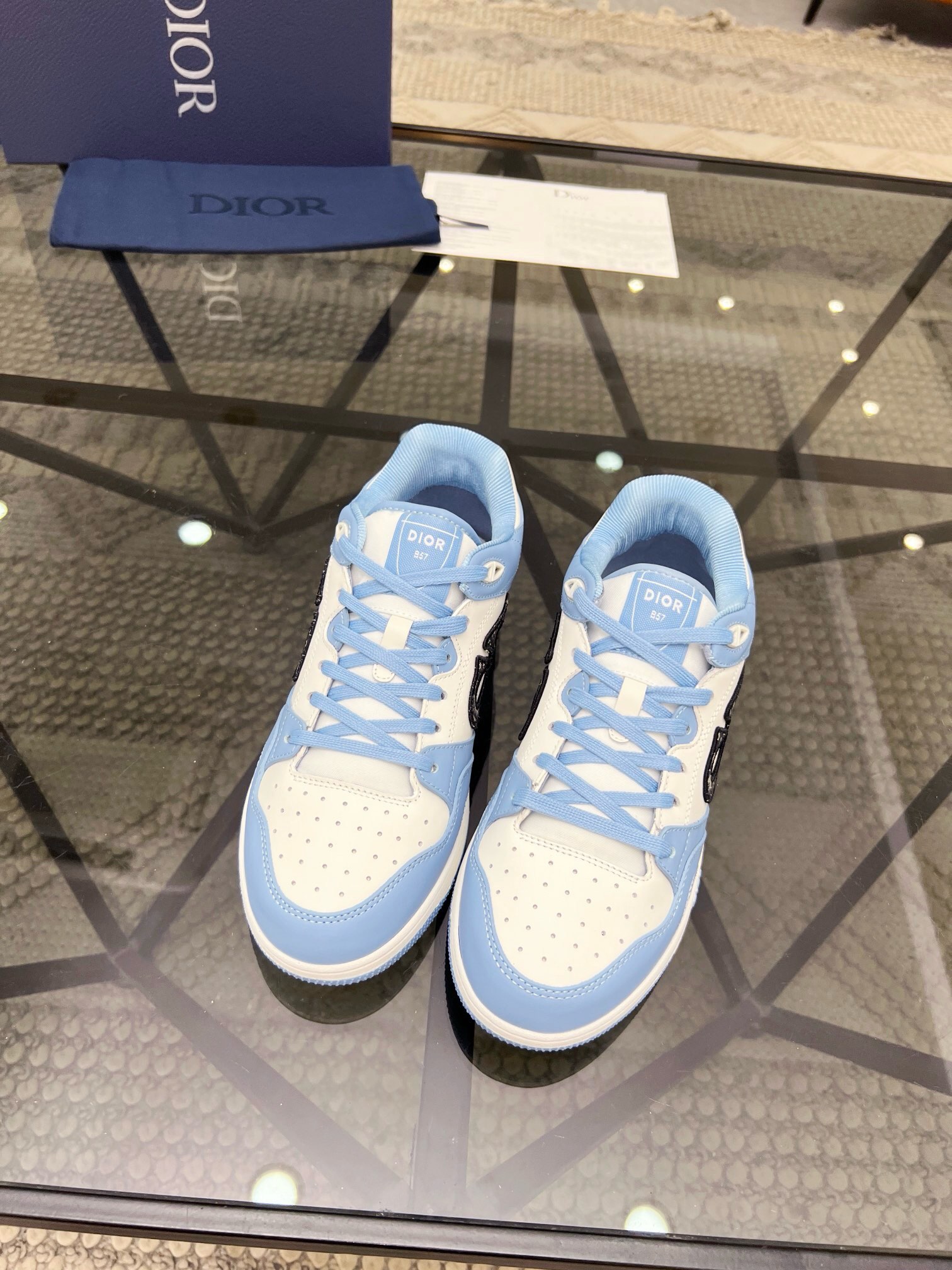 NO:217151,Brand DIOR color original color matching, 35-46 couple models, price, material, new autumn and winter joint-branded men's casual shoes!  D-home men's boots combine exquisite craftsmanship and elegant temperament, making them an ideal item for creating casual styles, printed splicing. The boots are decorated with decorative laces, durable rubber concave soles, reinforced heels and toe, and the sides are decorated with Dior AND SHAWN logo patches!  A must-have item for autumn and winter, buy fashionable essence quickly!  ,Dior casual shoes,dior,dior,dior,boots19860909品牌DIOR 颜色原版配色 码数35-46情侣款 价格 材质迪奥B57专柜新品秋冬联名款男士休闲鞋！D家男装靴子将精湛工艺与优雅气质合二为一,是打造休闲造型的理想单品,印花拼接.靴子采用装饰性鞋带,采用耐穿的橡胶凹凸鞋底及加强型鞋跟和鞋头,侧面饰以 Dior AND SHAWN 标志补丁装饰！秋冬必备单品,时髦精快快入手吧！,Dior休闲鞋,dior,dior,dior,boots,Men's shoes