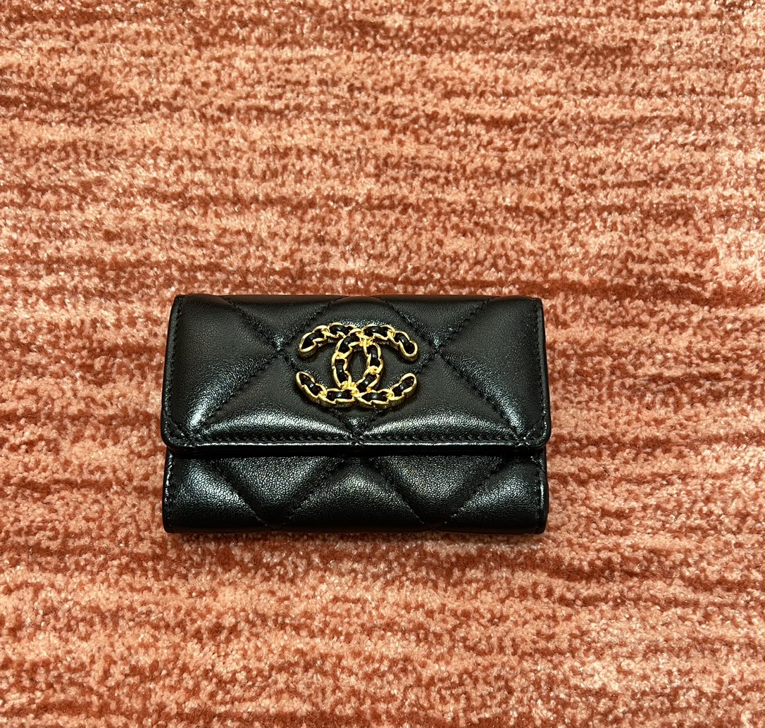 Chanel 19 Carteira Pequena Preto Hardware Dourado Pele de carneiro